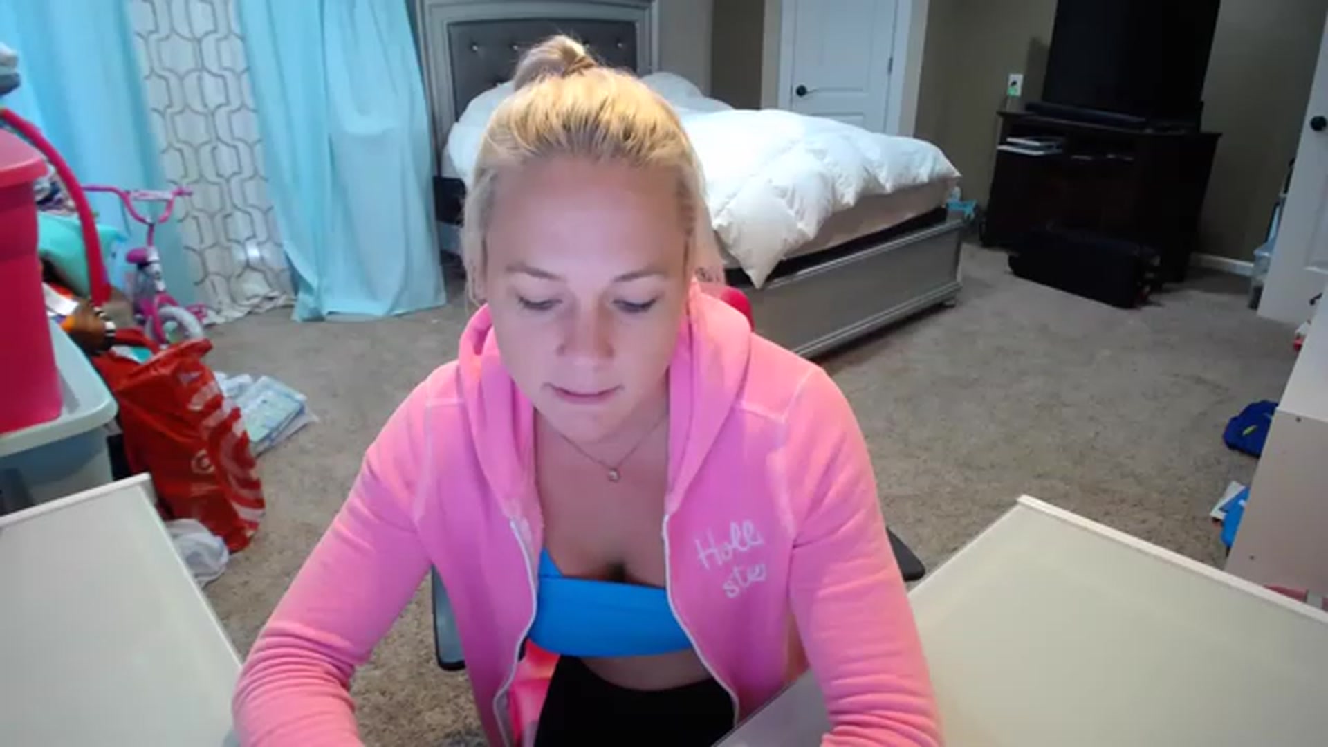 Gallery image thumbnail from AshlynnStorm's myfreecams stream on, 12/05/2022, 20:36 image 5 of 20