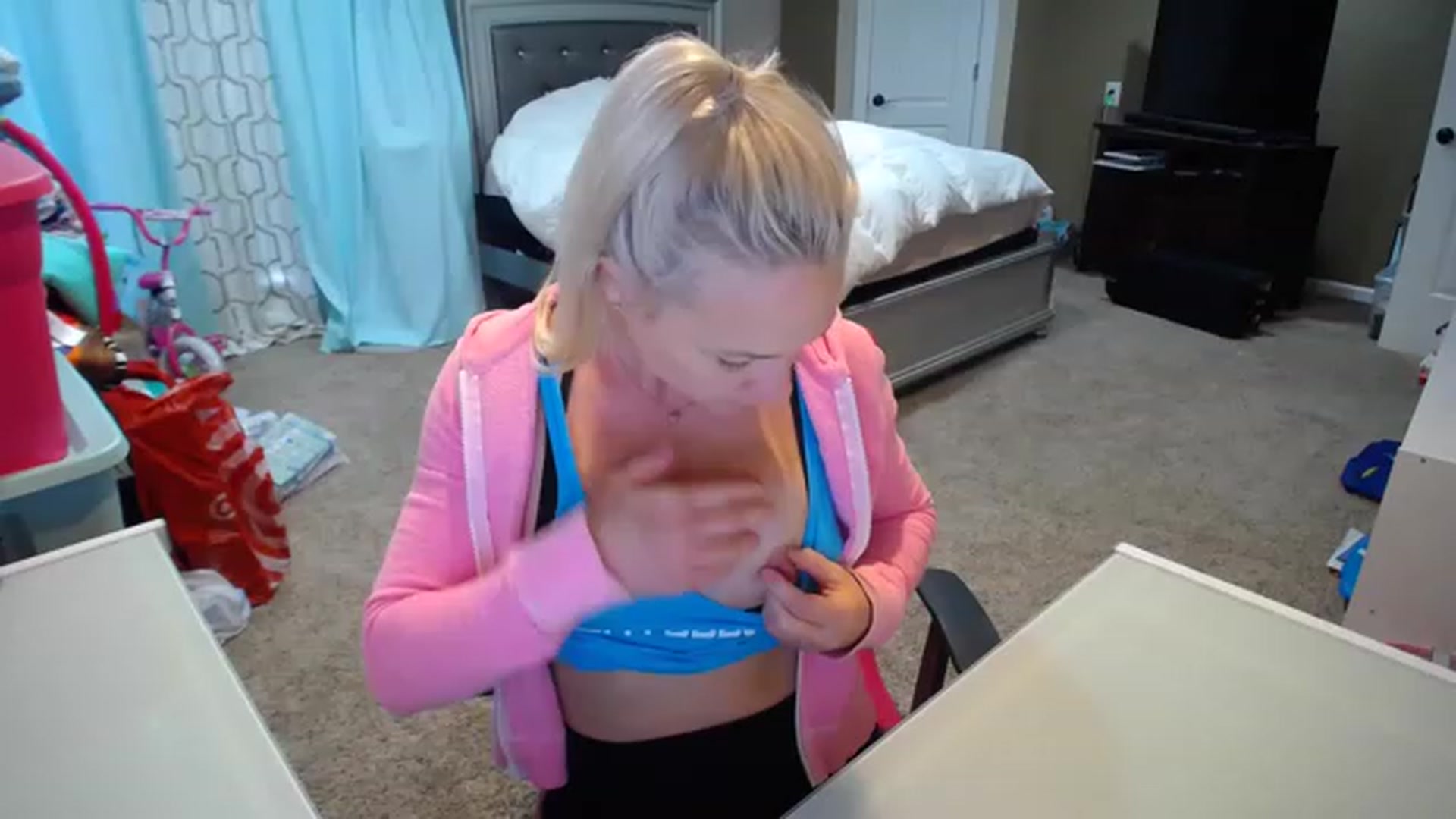 Gallery image thumbnail from AshlynnStorm's myfreecams stream on, 12/05/2022, 20:36 image 4 of 20
