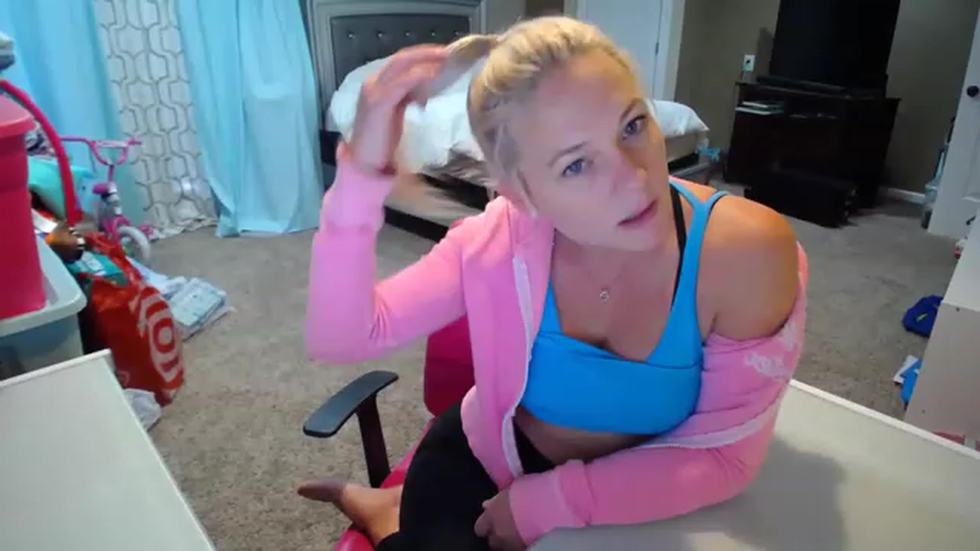 Gallery image thumbnail from AshlynnStorm's myfreecams stream on, 12/05/2022, 20:36 image 7 of 20