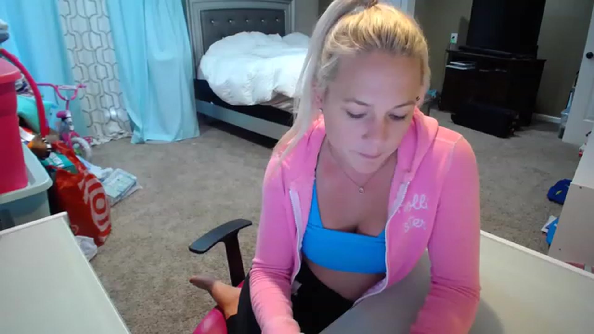Gallery image thumbnail from AshlynnStorm's myfreecams stream on, 12/05/2022, 20:36 image 6 of 20
