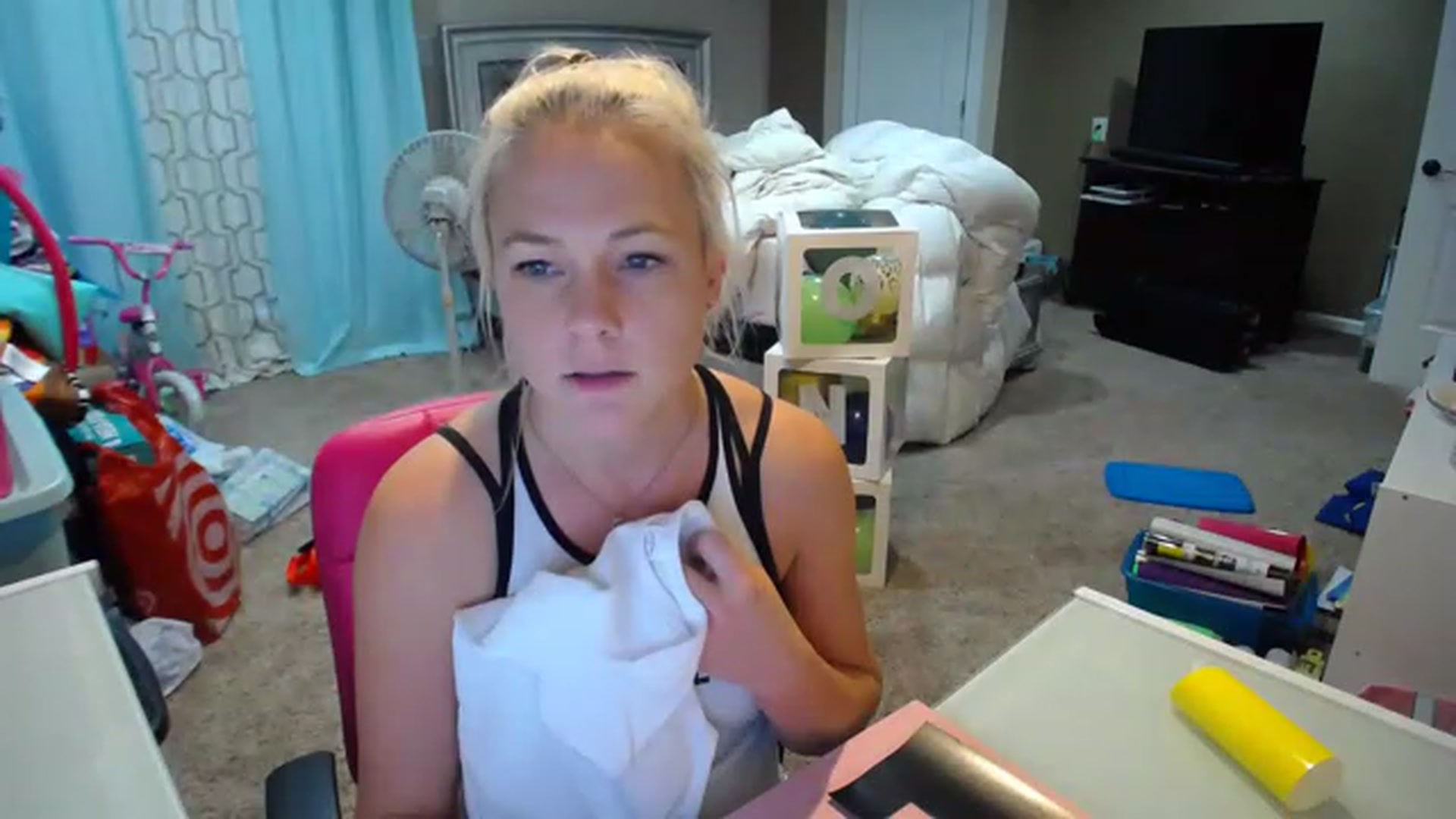 Gallery image thumbnail from AshlynnStorm's myfreecams stream on, 12/07/2022, 21:39 image 19 of 20