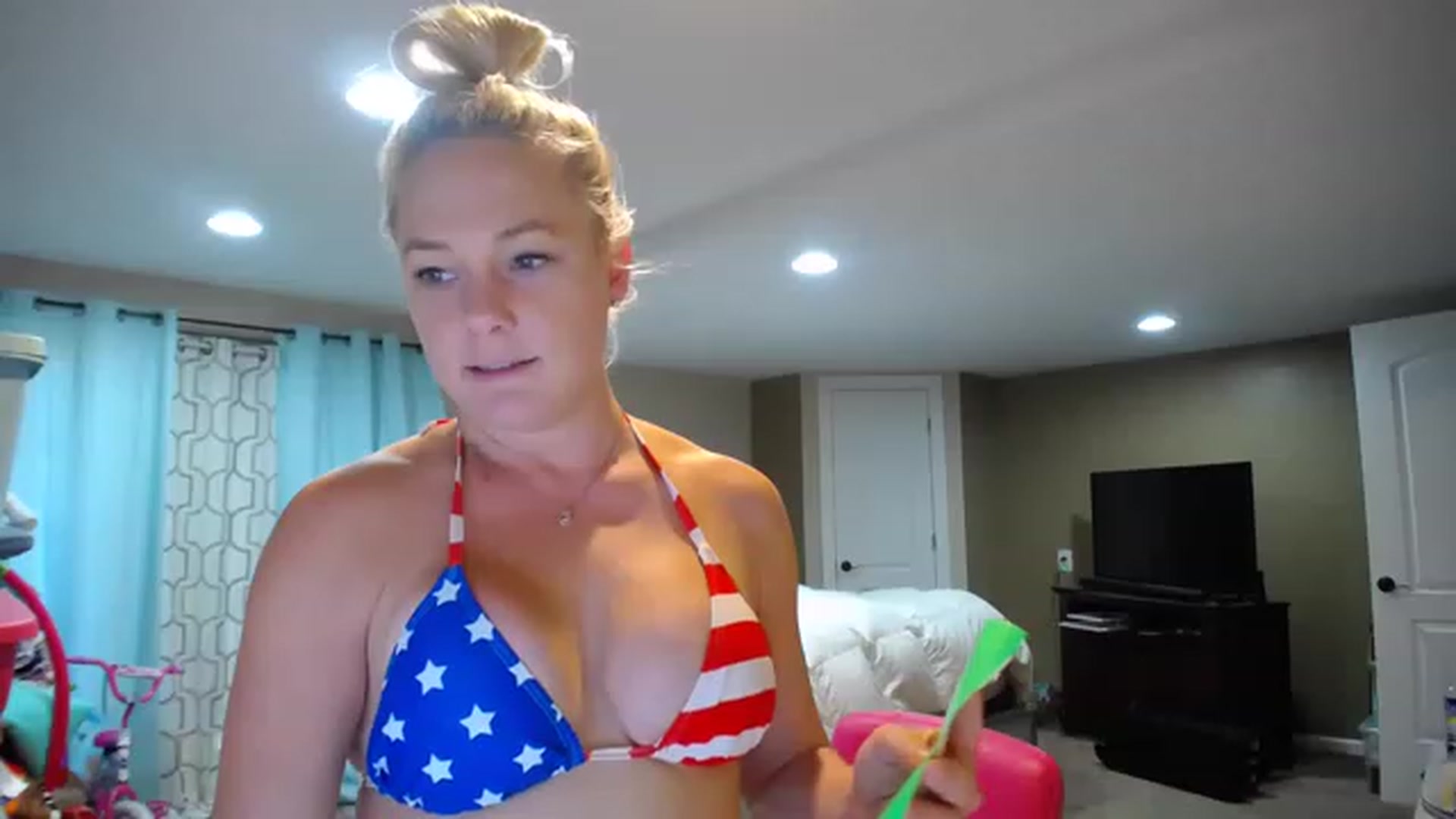 Gallery image thumbnail from AshlynnStorm's myfreecams stream on, 12/08/2022, 19:19 image 15 of 20