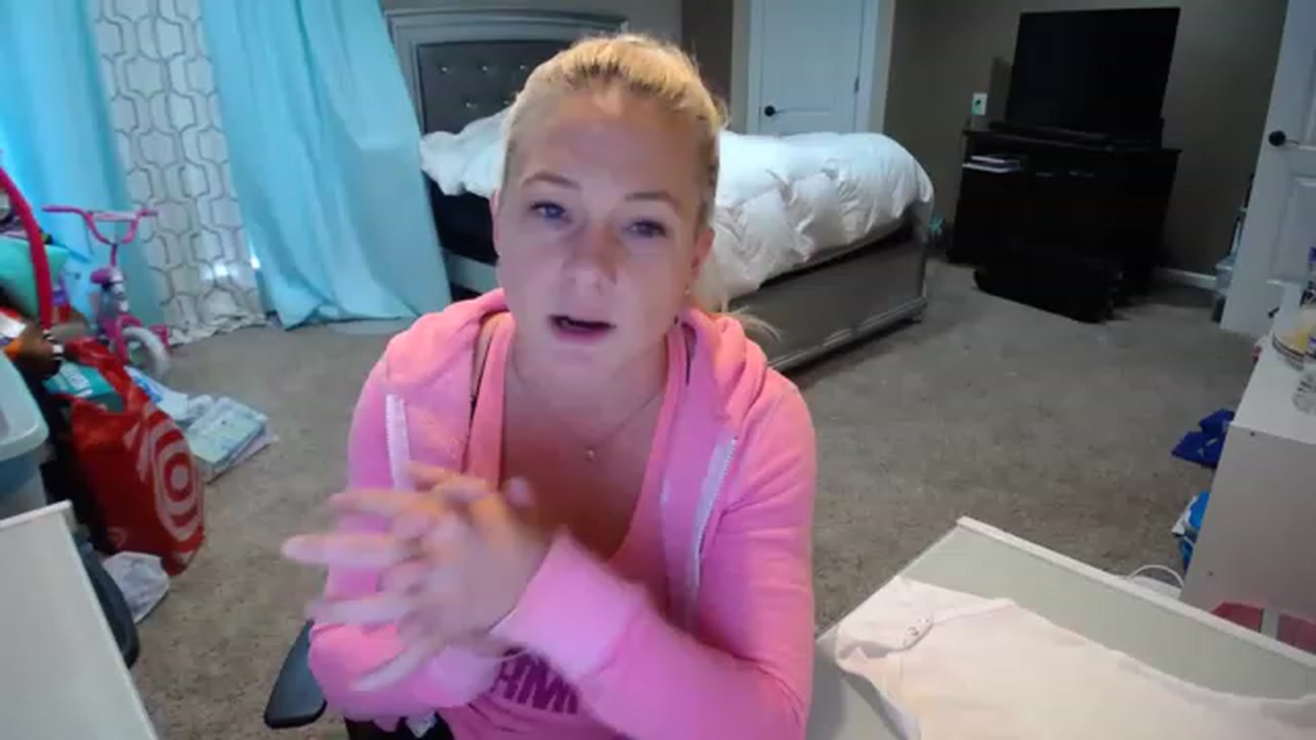 Gallery image thumbnail from AshlynnStorm's myfreecams stream on, 12/08/2022, 19:19 image 3 of 20