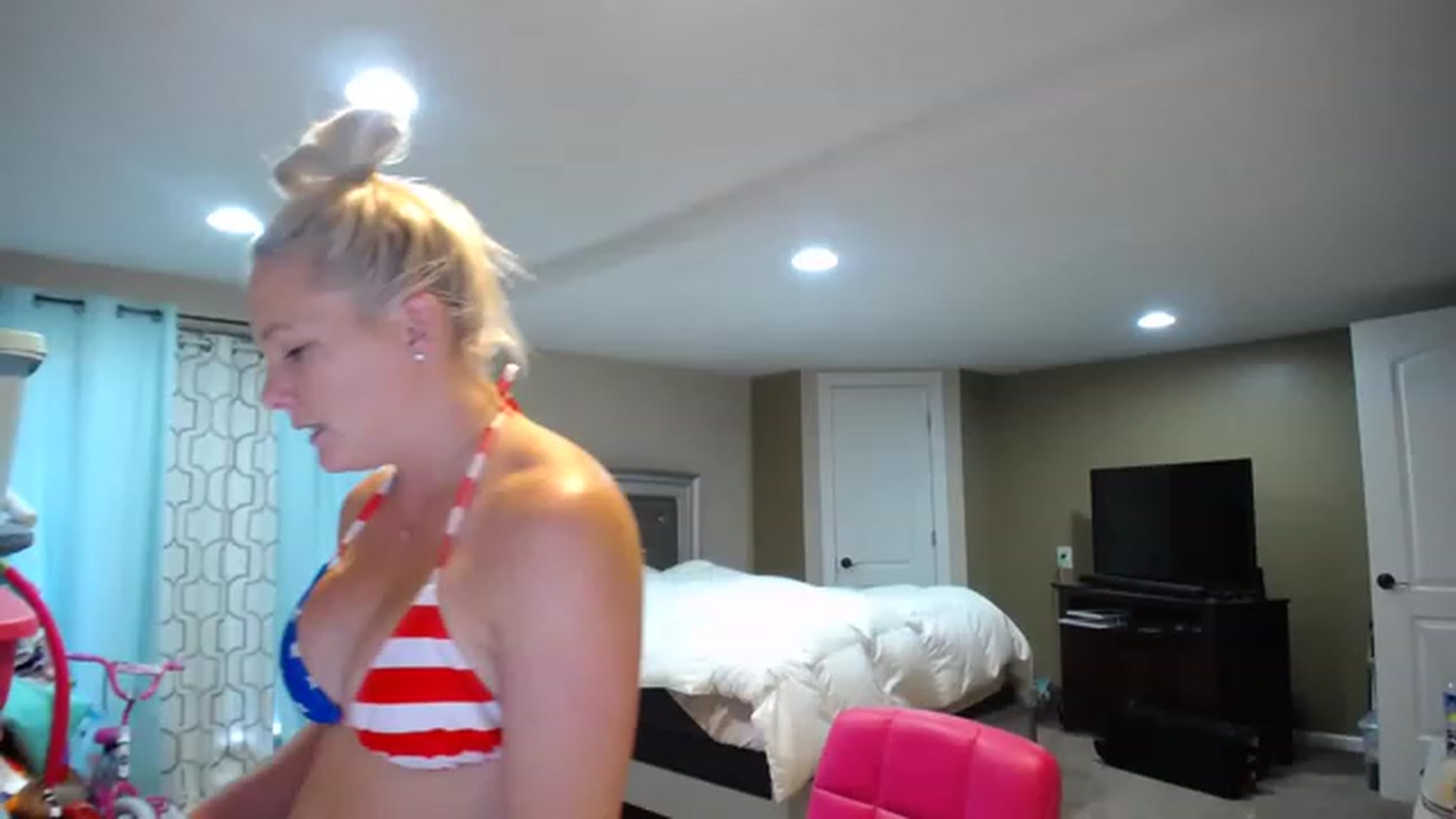 Gallery image thumbnail from AshlynnStorm's myfreecams stream on, 12/08/2022, 19:19 image 16 of 20