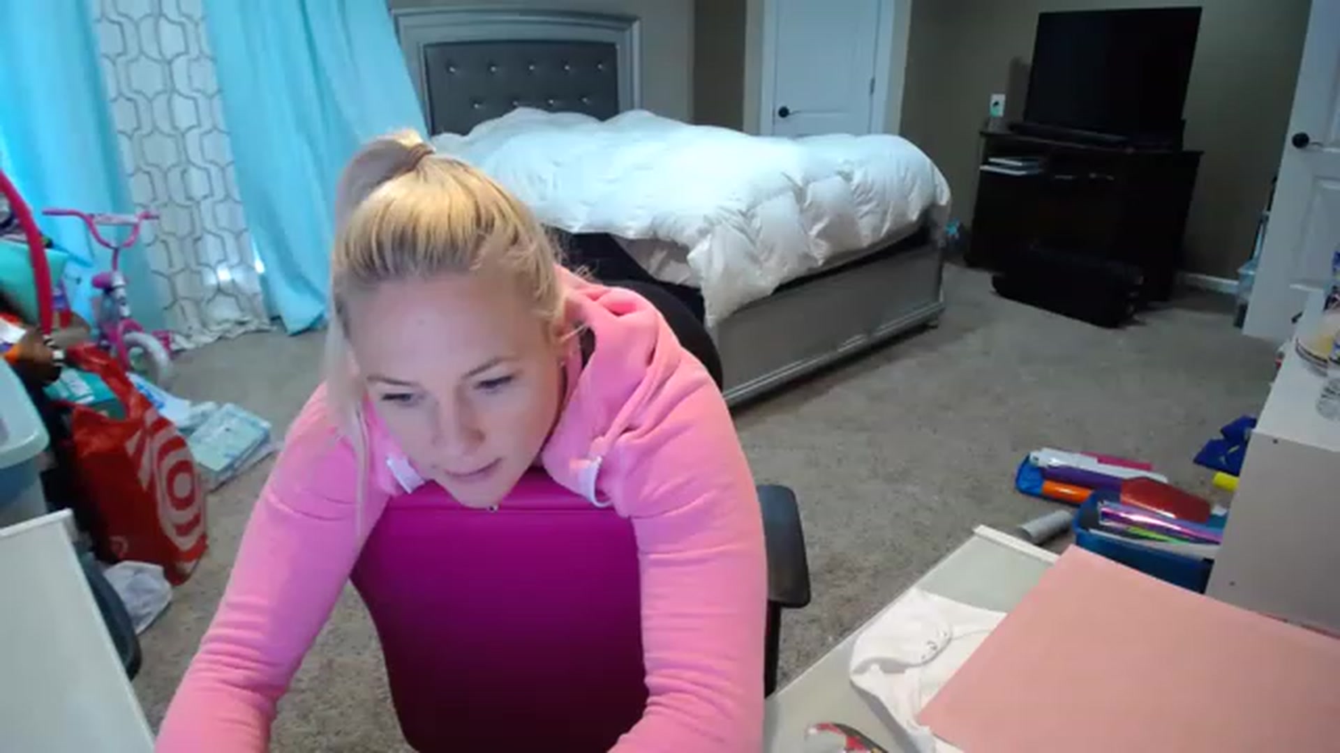 Gallery image thumbnail from AshlynnStorm's myfreecams stream on, 12/08/2022, 19:19 image 6 of 20