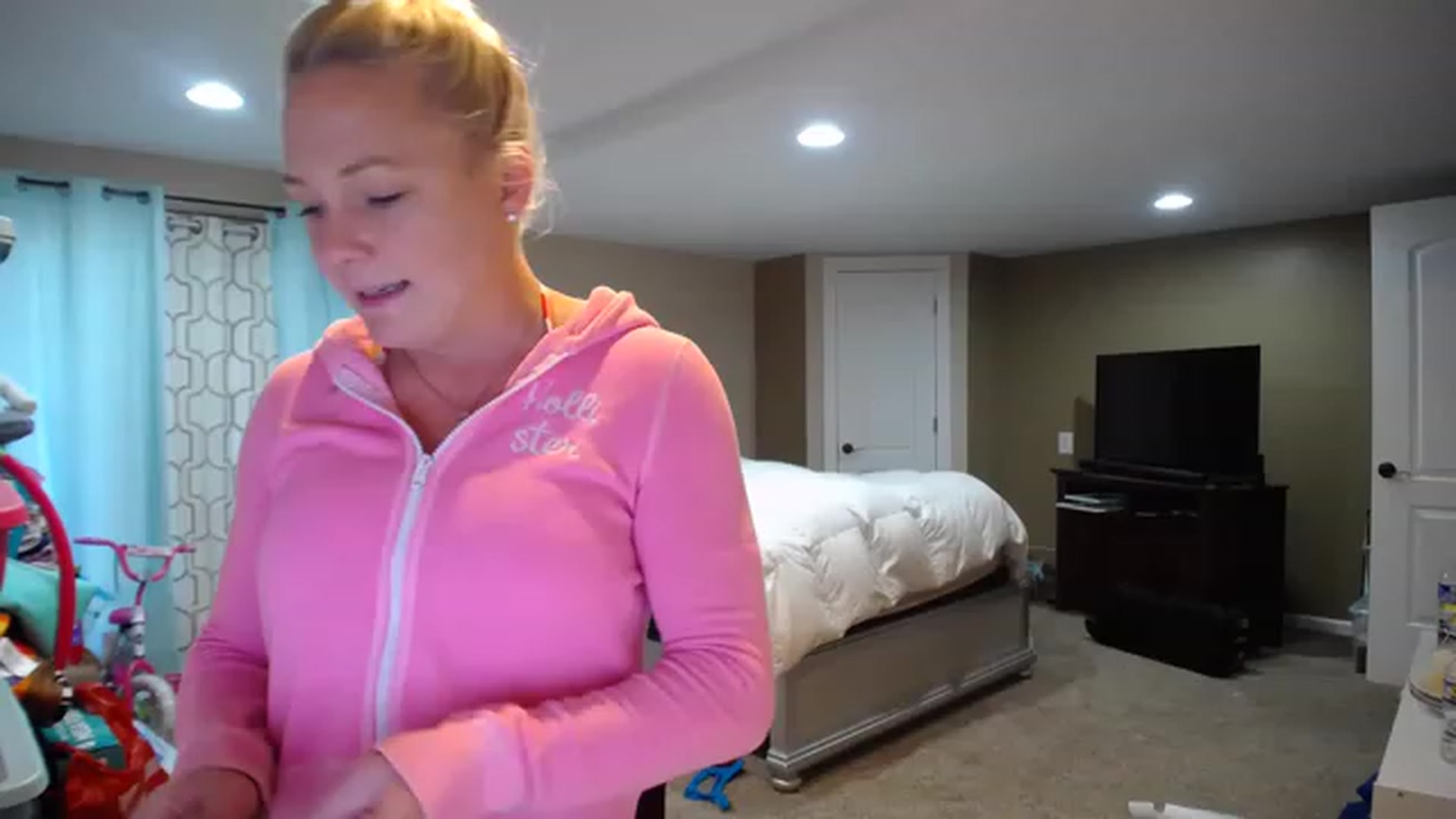 Gallery image thumbnail from AshlynnStorm's myfreecams stream on, 12/08/2022, 19:58 image 5 of 20