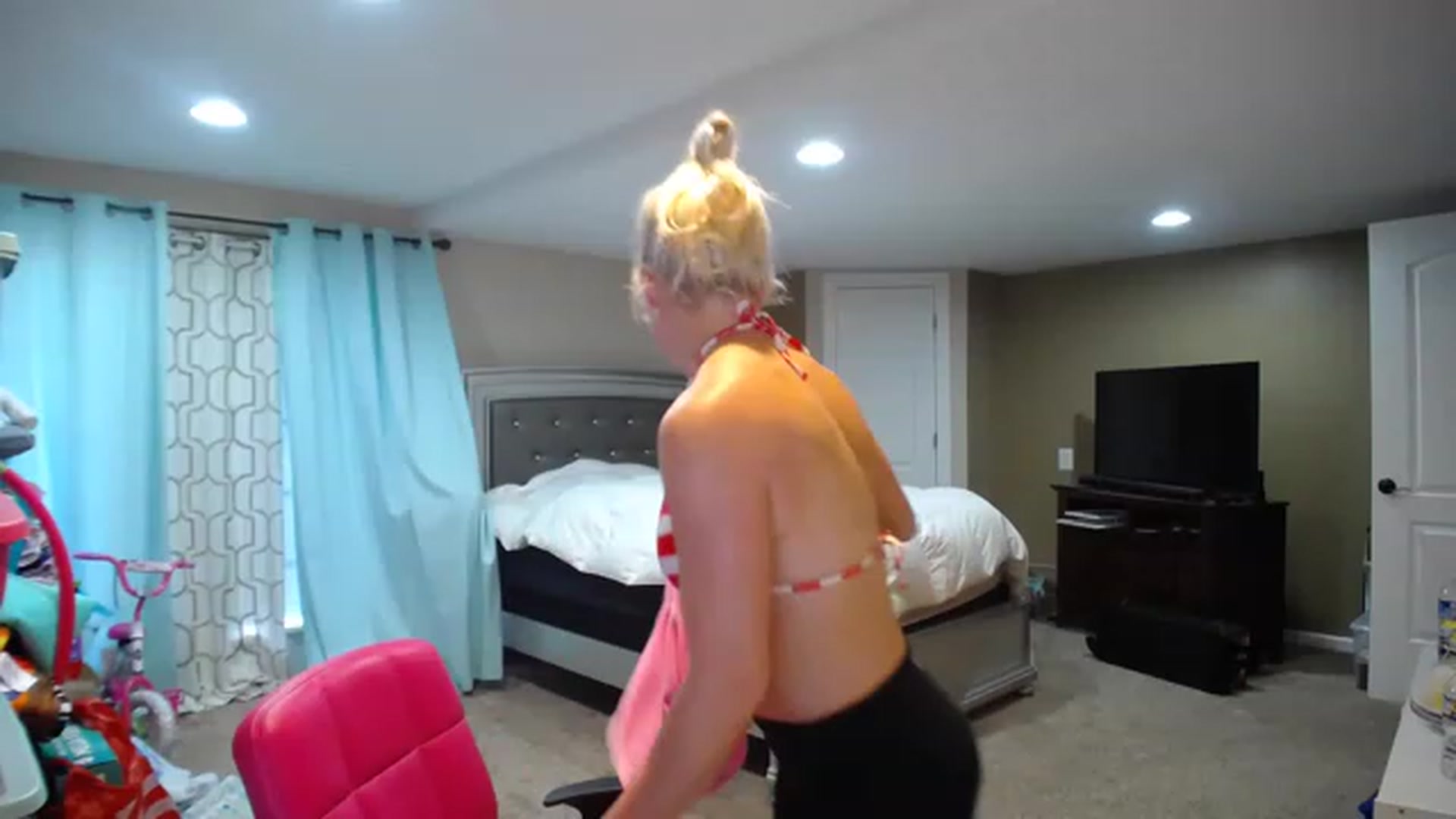 Gallery image thumbnail from AshlynnStorm's myfreecams stream on, 12/08/2022, 19:58 image 17 of 20