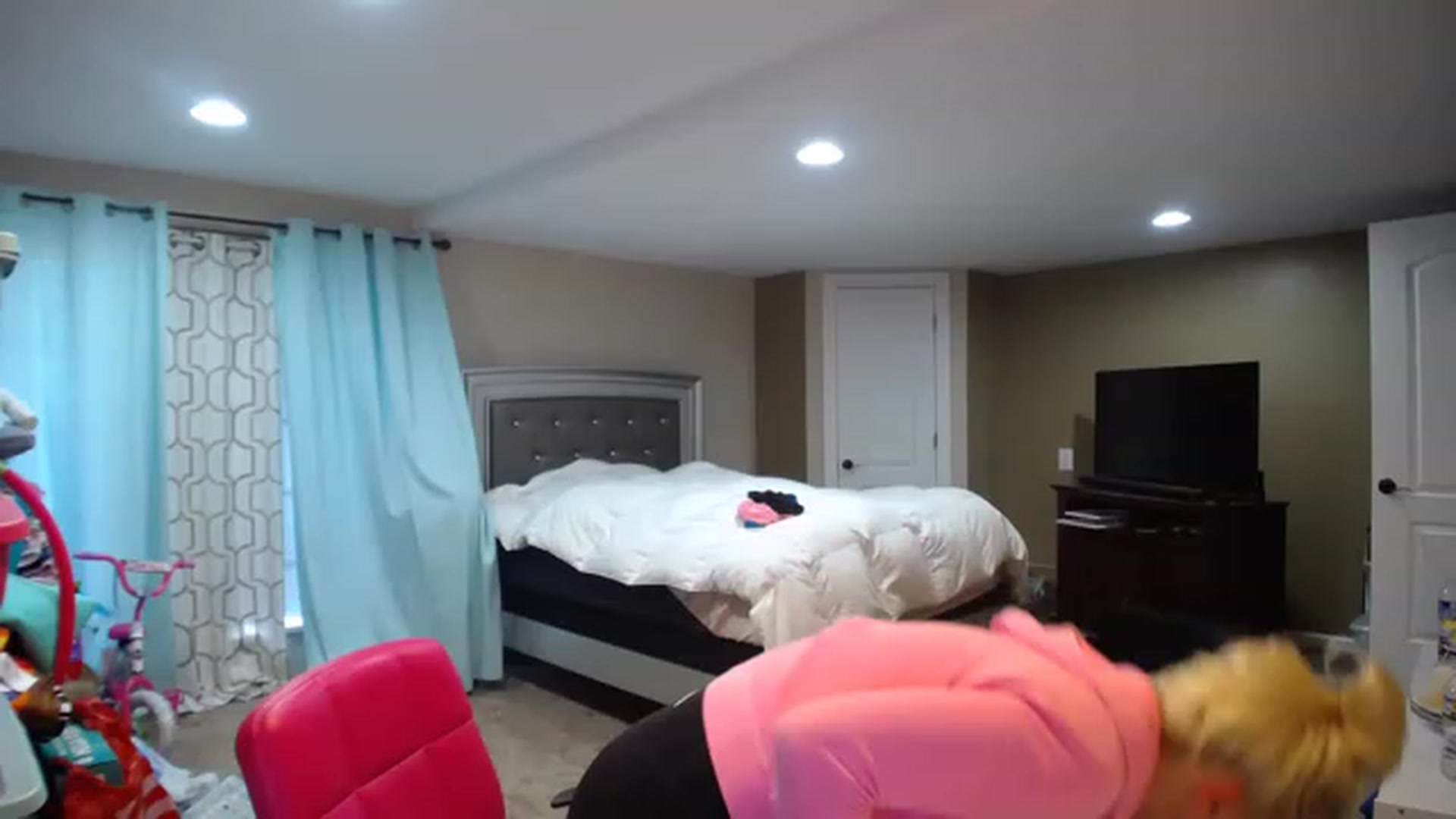 Gallery image thumbnail from AshlynnStorm's myfreecams stream on, 12/08/2022, 19:58 image 16 of 20
