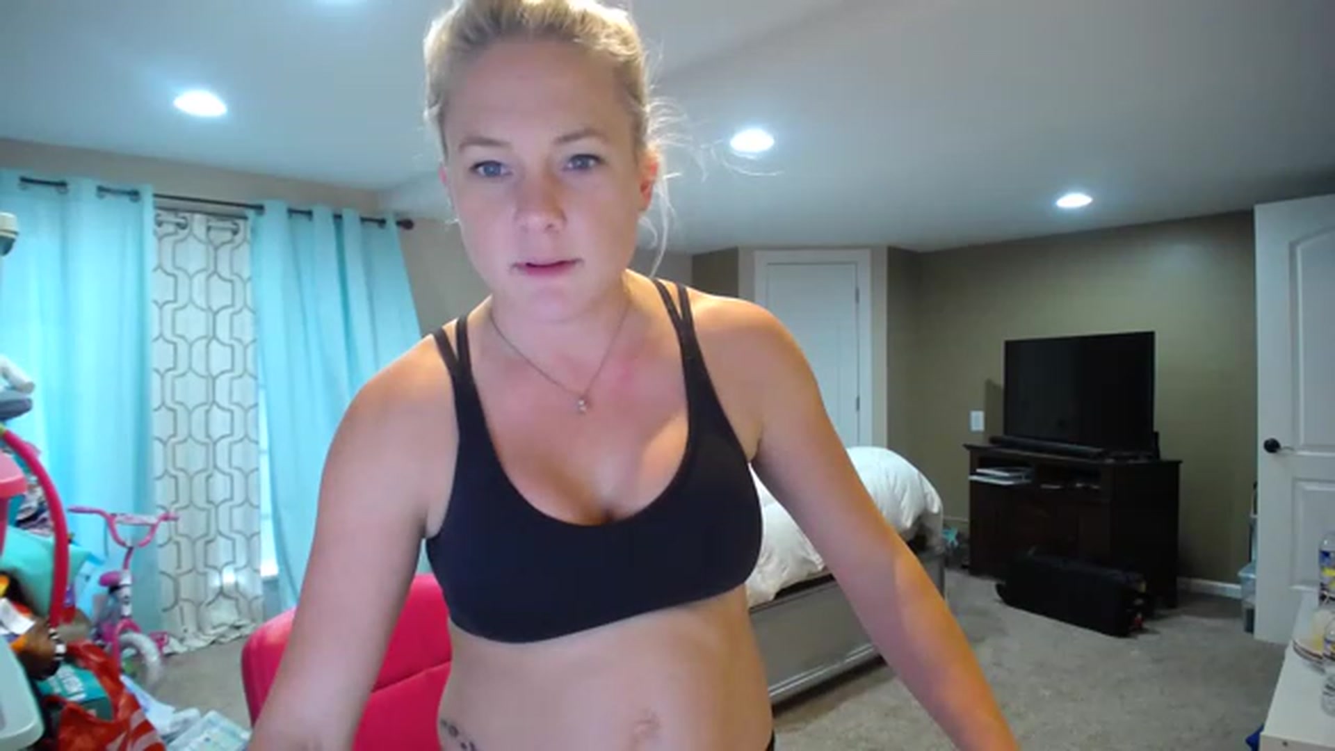 Gallery image thumbnail from AshlynnStorm's myfreecams stream on, 12/08/2022, 19:58 image 19 of 20