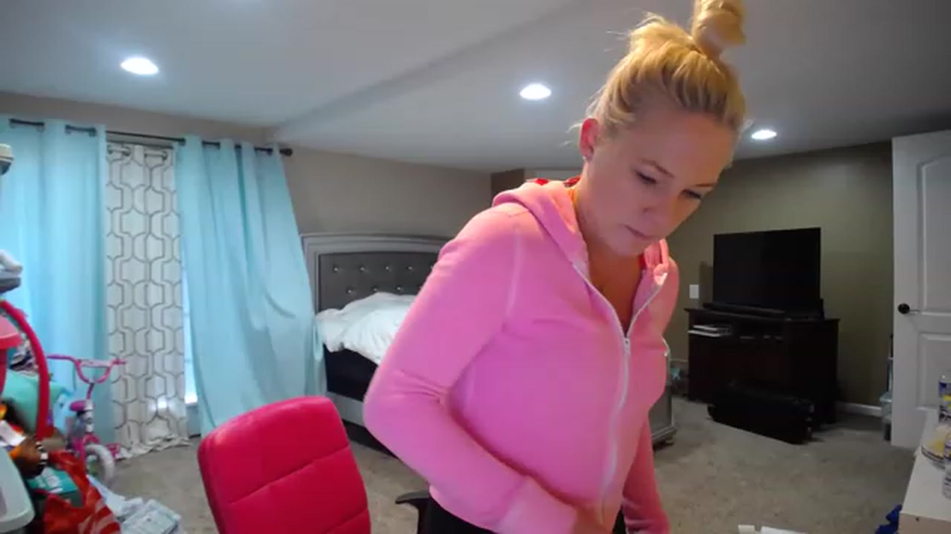Gallery image thumbnail from AshlynnStorm's myfreecams stream on, 12/08/2022, 19:58 image 4 of 20