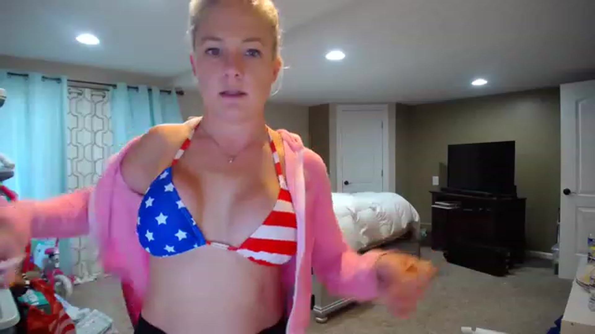 Gallery image thumbnail from AshlynnStorm's myfreecams stream on, 12/08/2022, 19:58 image 6 of 20