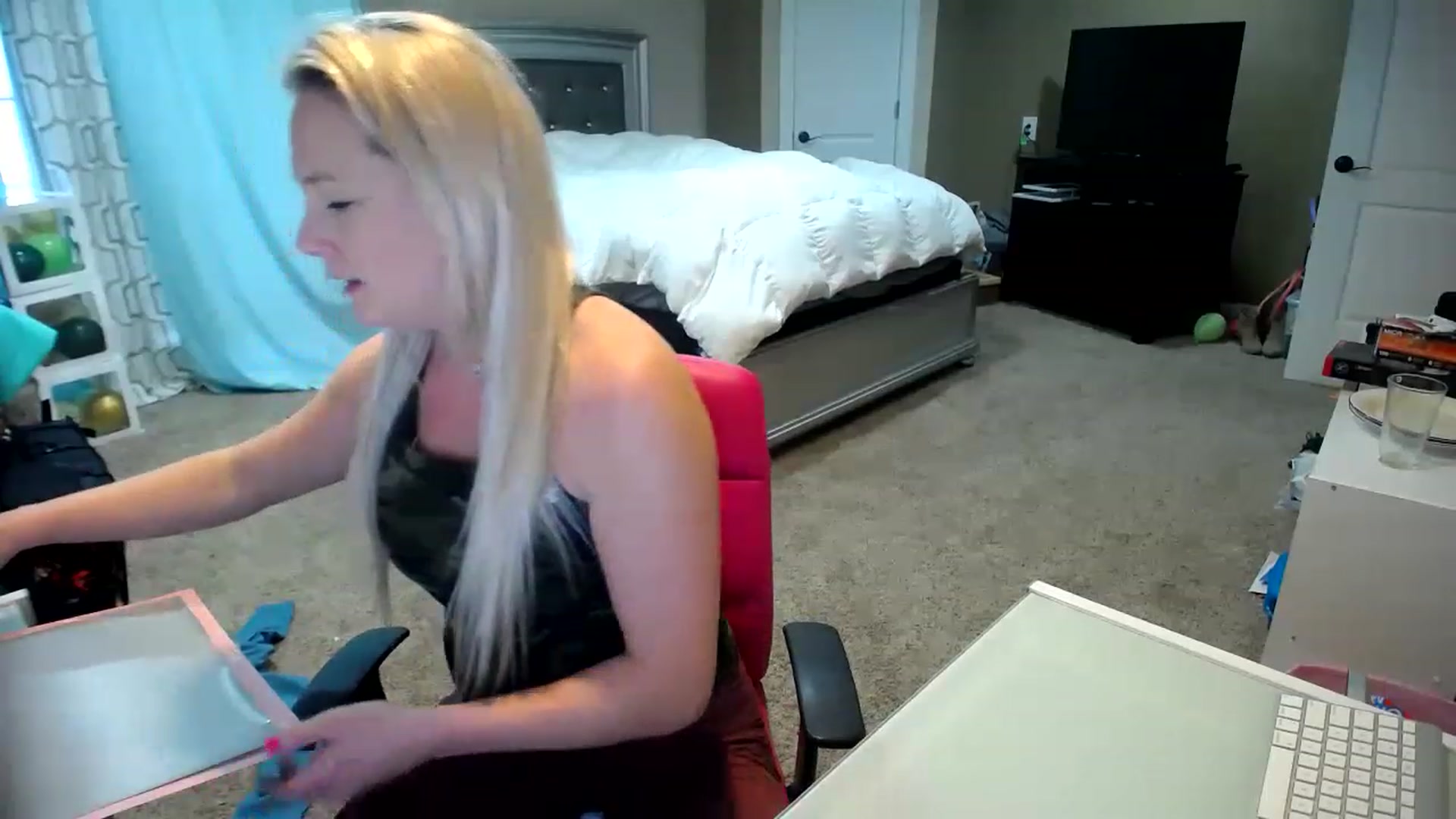 Gallery image thumbnail from AshlynnStorm's myfreecams stream on, 01/26/2023, 20:41 image 10 of 20