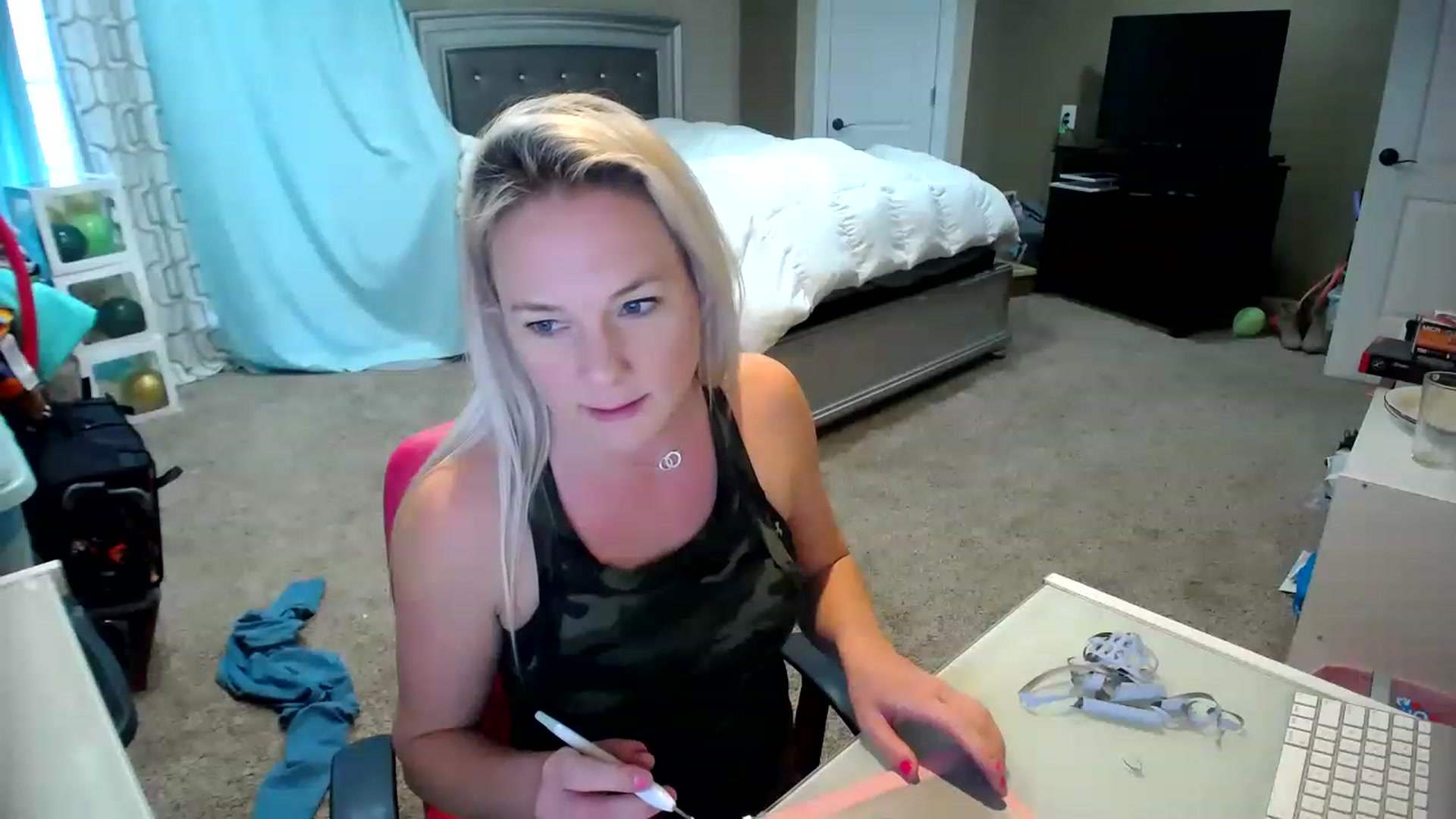 Gallery image thumbnail from AshlynnStorm's myfreecams stream on, 01/26/2023, 20:41 image 13 of 20