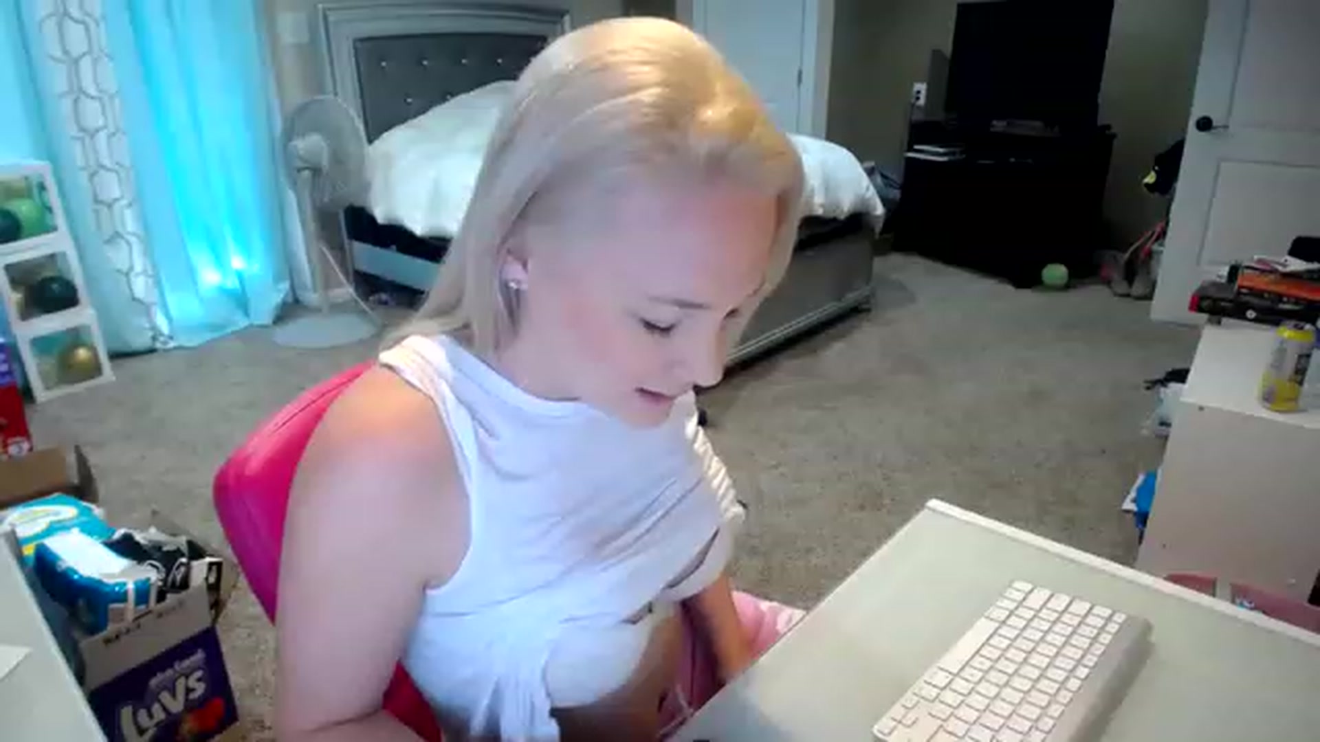 Gallery image thumbnail from AshlynnStorm's myfreecams stream on, 02/01/2023, 20:26 image 11 of 20