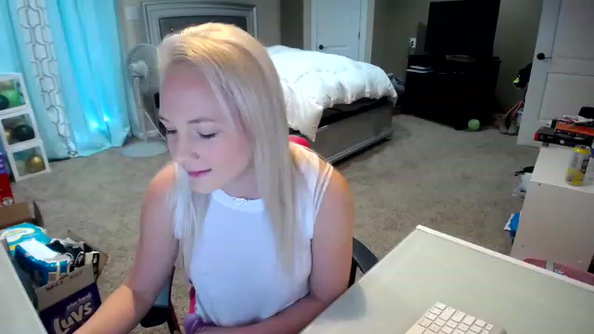 Gallery image thumbnail from AshlynnStorm's myfreecams stream on, 02/01/2023, 20:26 image 3 of 20