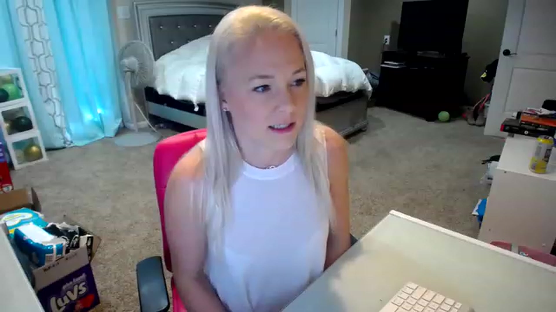 Gallery image thumbnail from AshlynnStorm's myfreecams stream on, 02/01/2023, 20:26 image 2 of 20