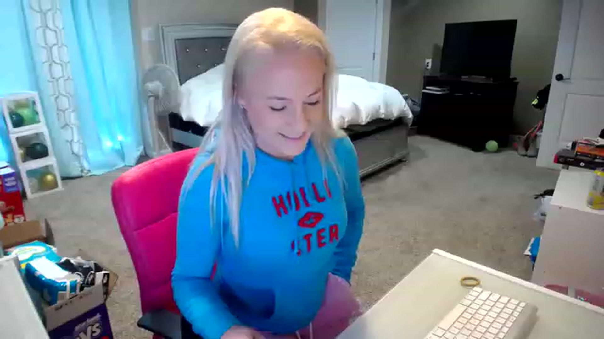 Gallery image thumbnail from AshlynnStorm's myfreecams stream on, 02/01/2023, 20:26 image 19 of 20
