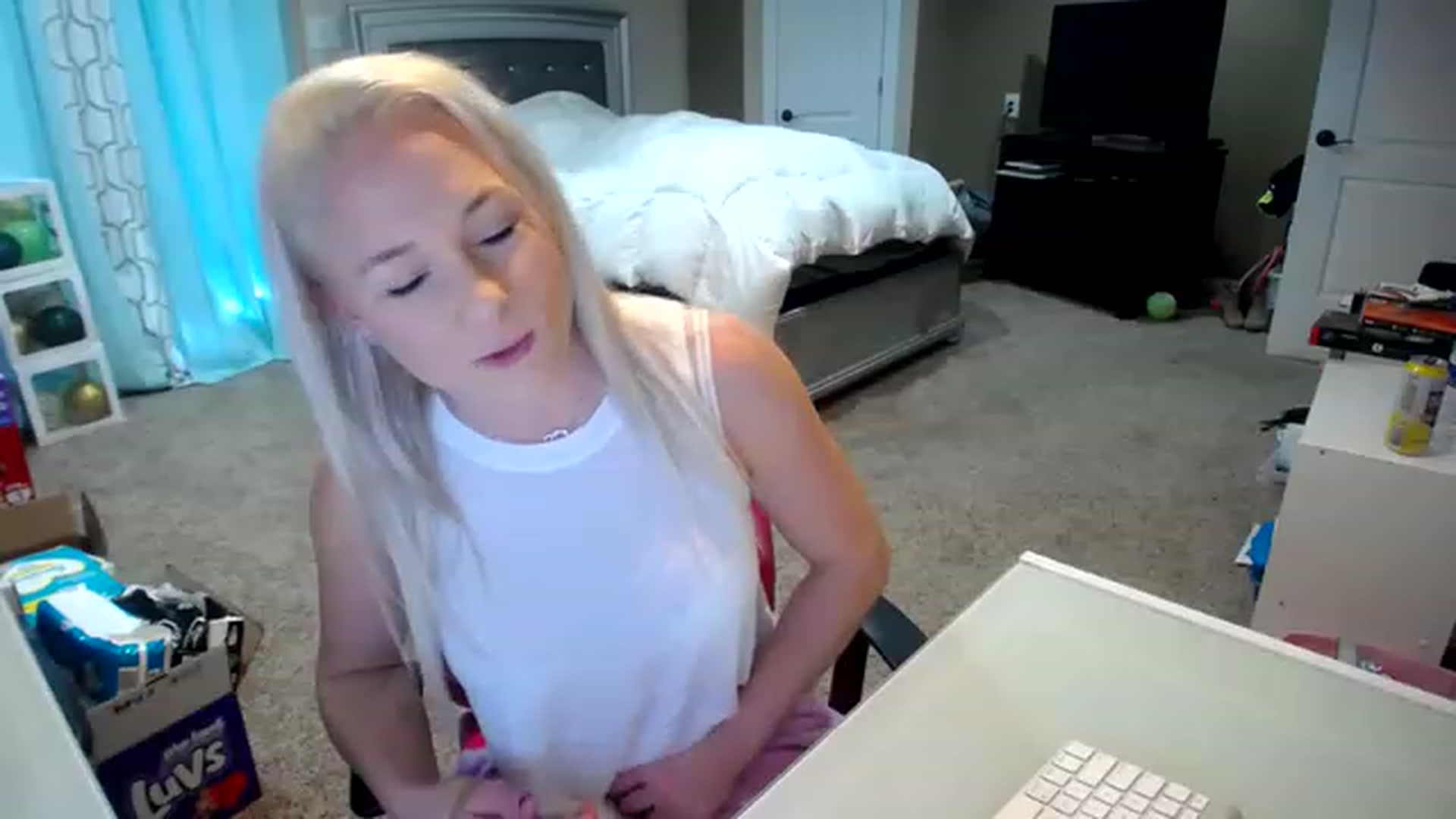 Gallery image thumbnail from AshlynnStorm's myfreecams stream on, 02/01/2023, 20:26 image 4 of 20