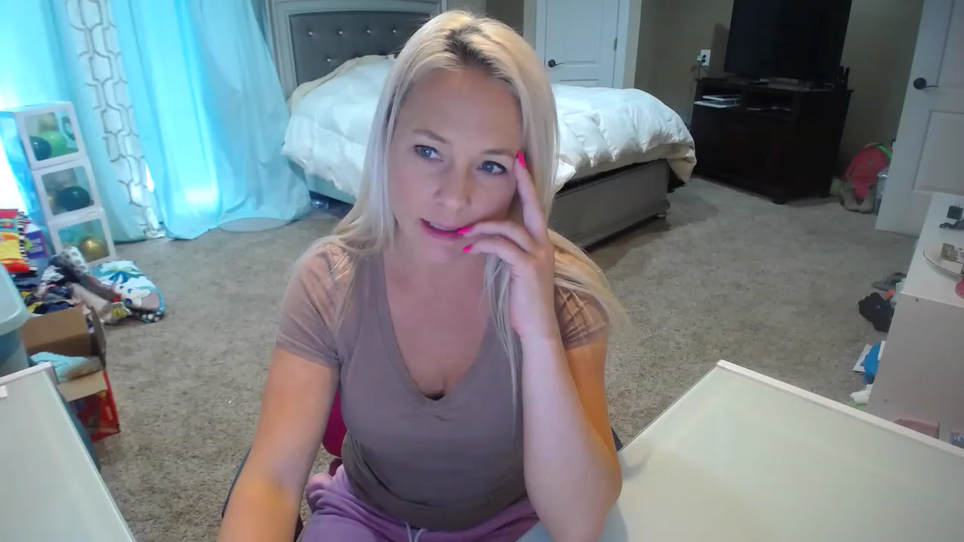 Gallery image thumbnail from AshlynnStorm's myfreecams stream on, 03/13/2023, 19:40 image 6 of 20