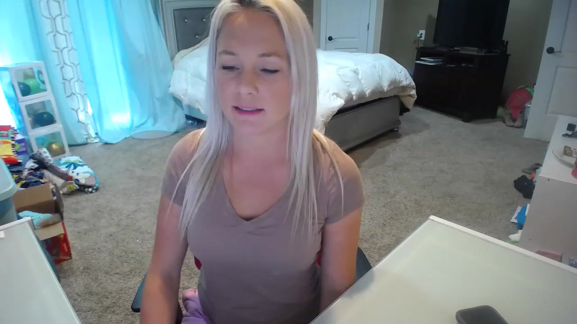 Gallery image thumbnail from AshlynnStorm's myfreecams stream on, 03/13/2023, 19:40 image 3 of 20