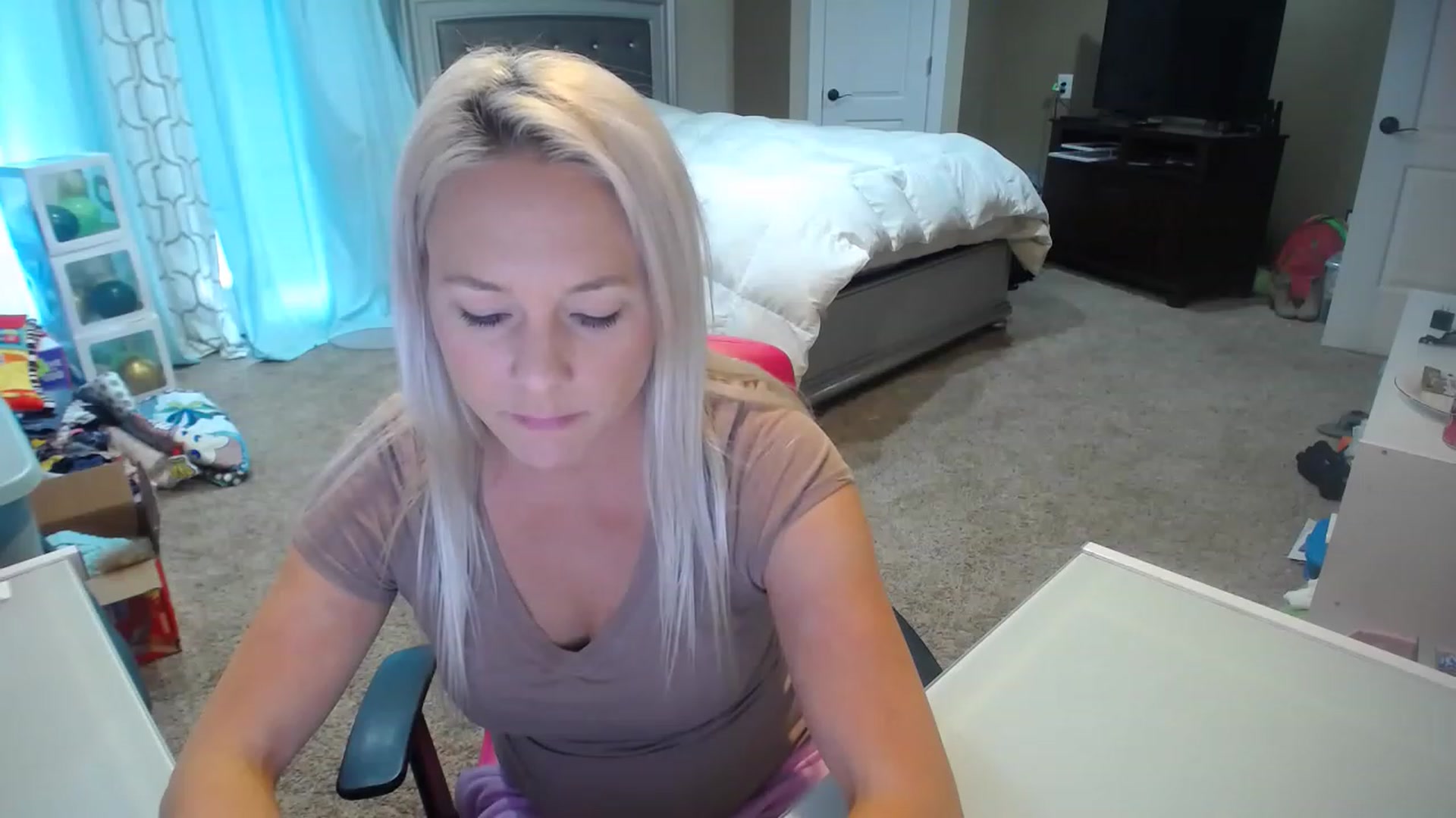 Gallery image thumbnail from AshlynnStorm's myfreecams stream on, 03/13/2023, 19:40 image 8 of 20