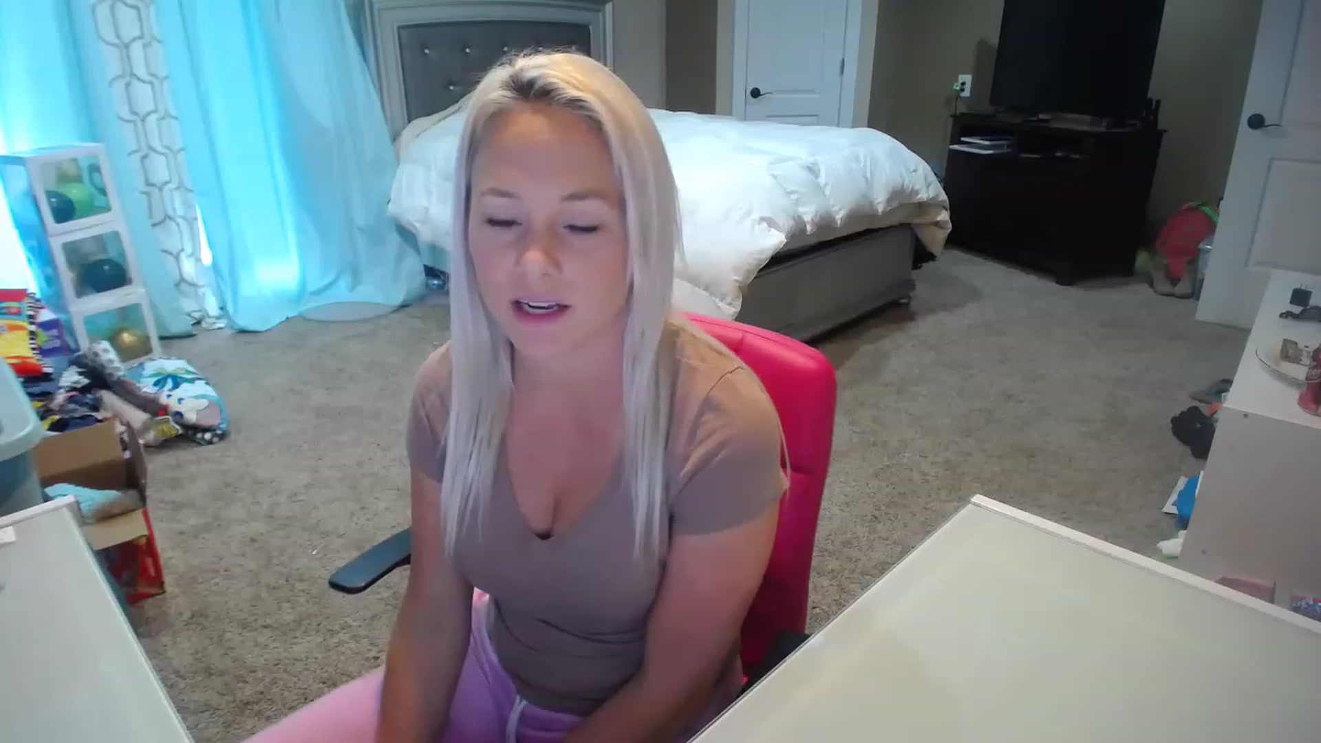 Gallery image thumbnail from AshlynnStorm's myfreecams stream on, 03/13/2023, 19:40 image 13 of 20