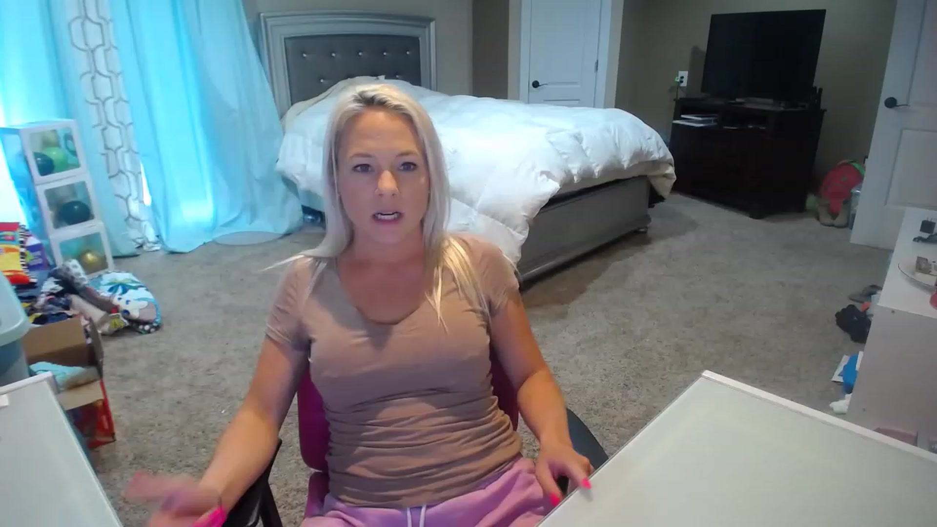 Gallery image thumbnail from AshlynnStorm's myfreecams stream on, 03/13/2023, 19:40 image 12 of 20