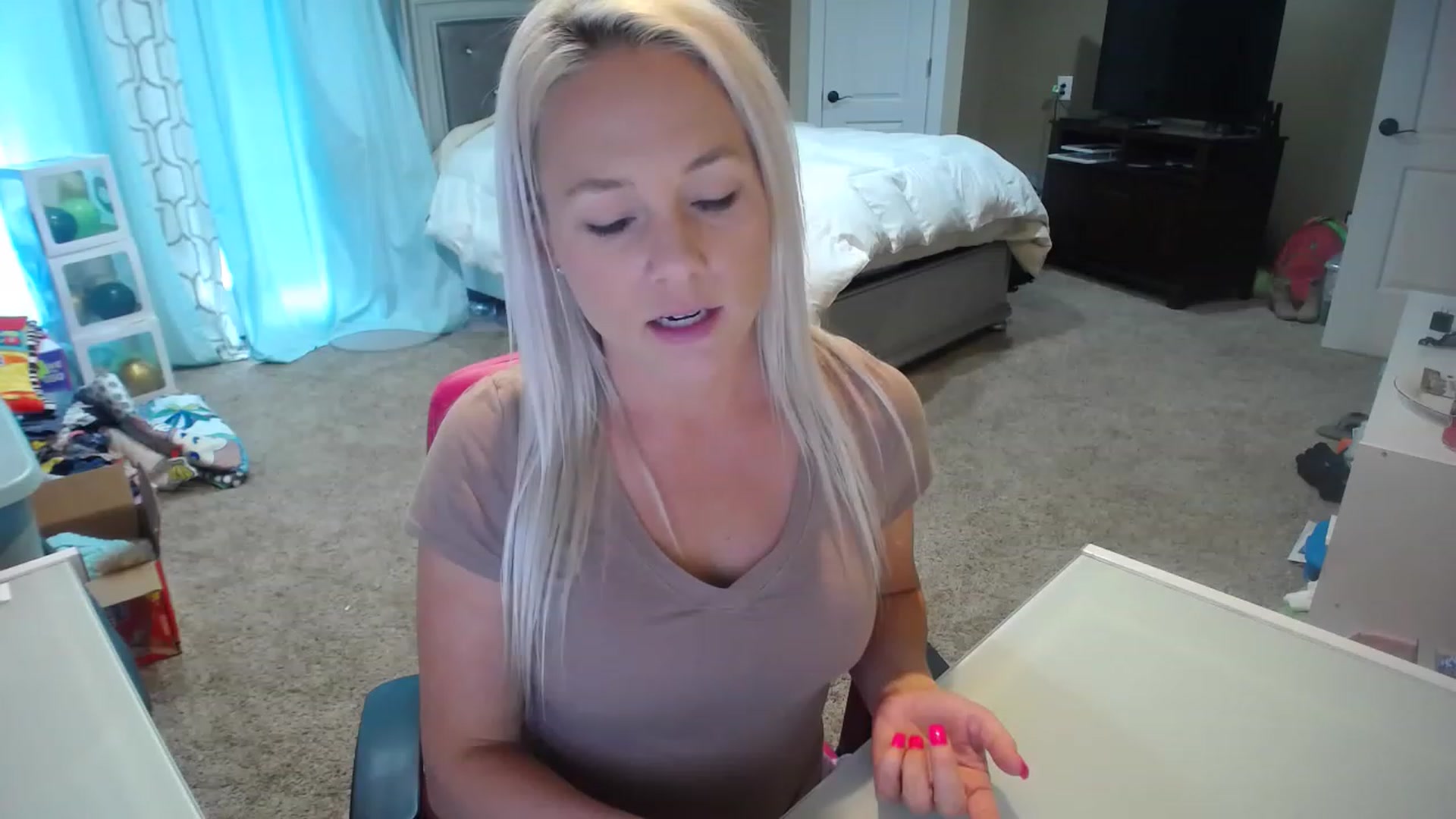 Gallery image thumbnail from AshlynnStorm's myfreecams stream on, 03/13/2023, 19:40 image 4 of 20