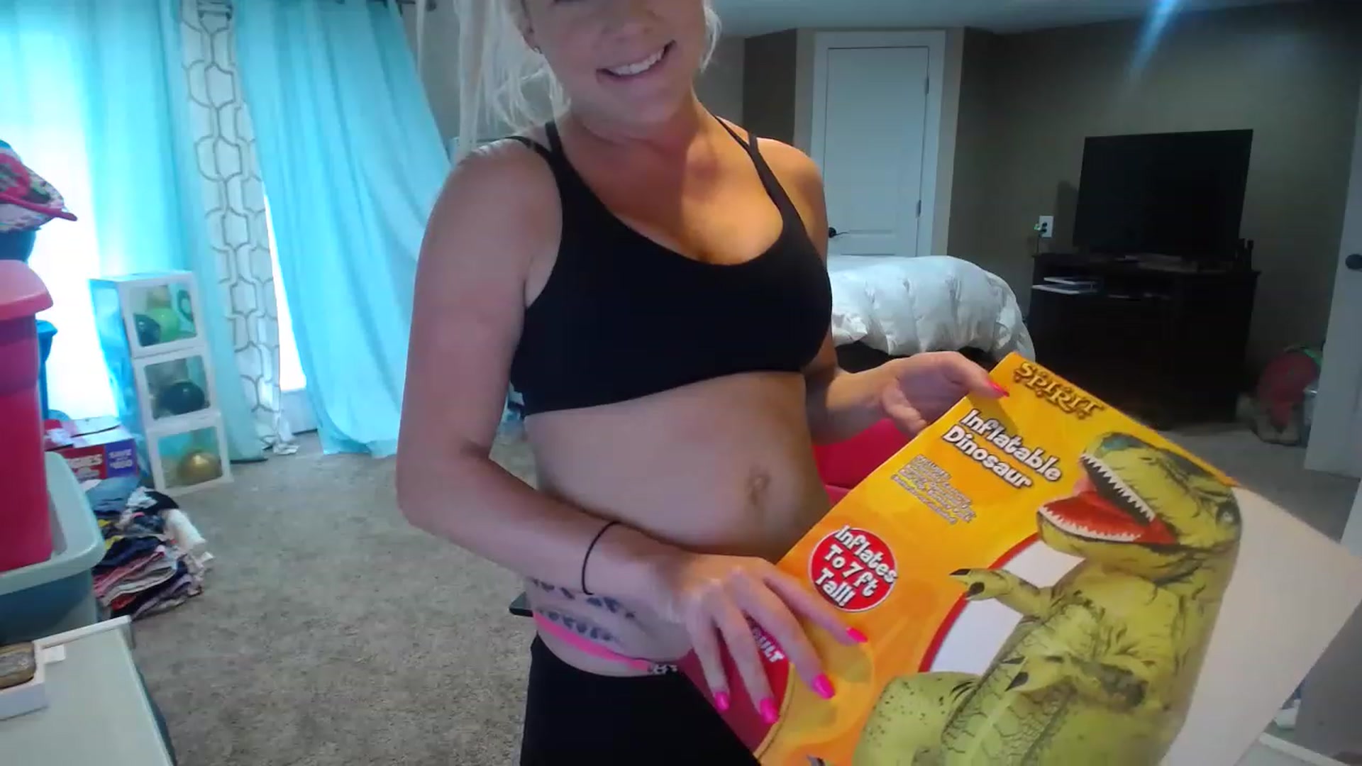 Gallery image thumbnail from AshlynnStorm's myfreecams stream on, 03/14/2023, 19:42 image 8 of 20