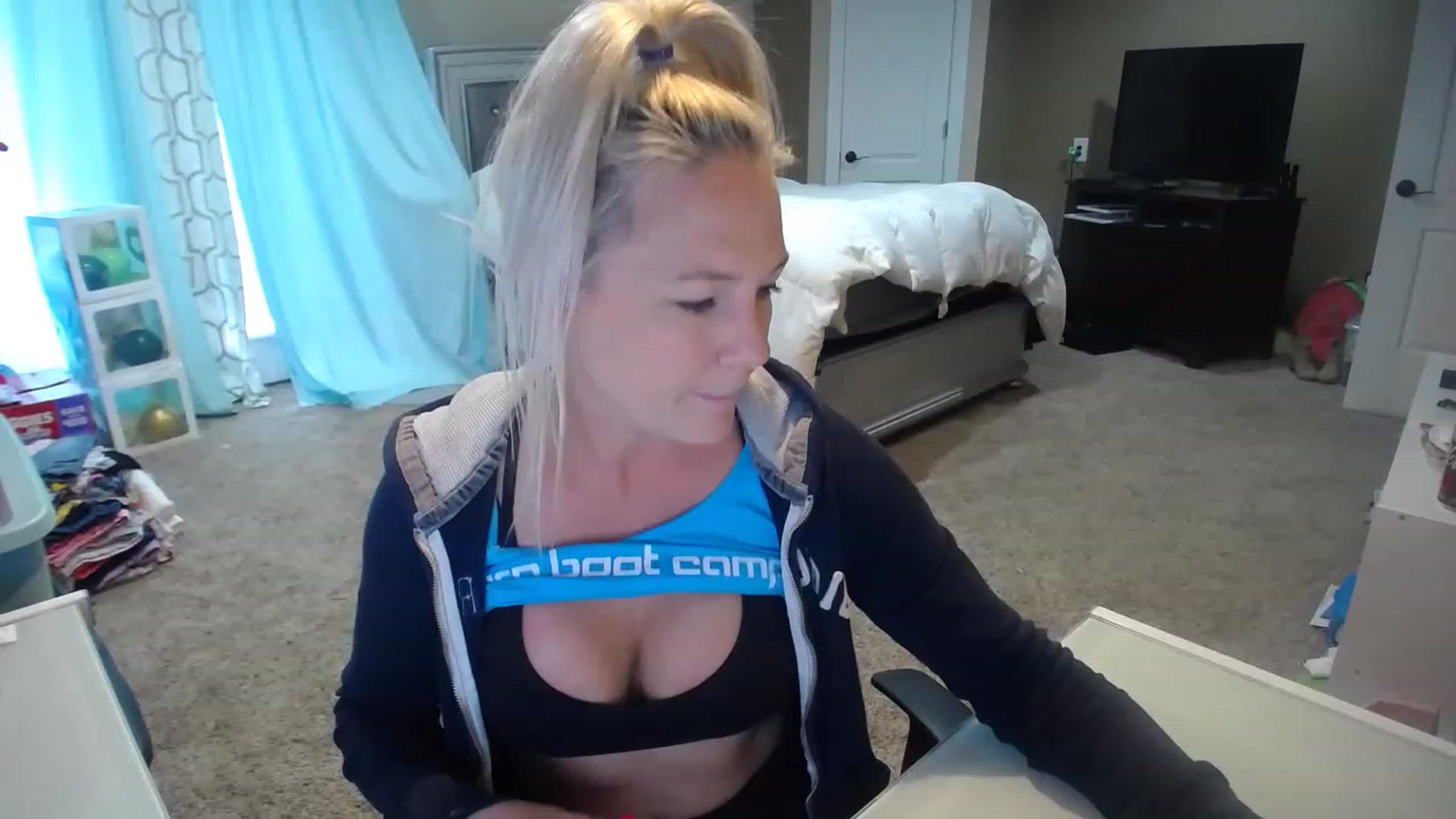 Gallery image thumbnail from AshlynnStorm's myfreecams stream on, 03/14/2023, 19:42 image 1 of 20