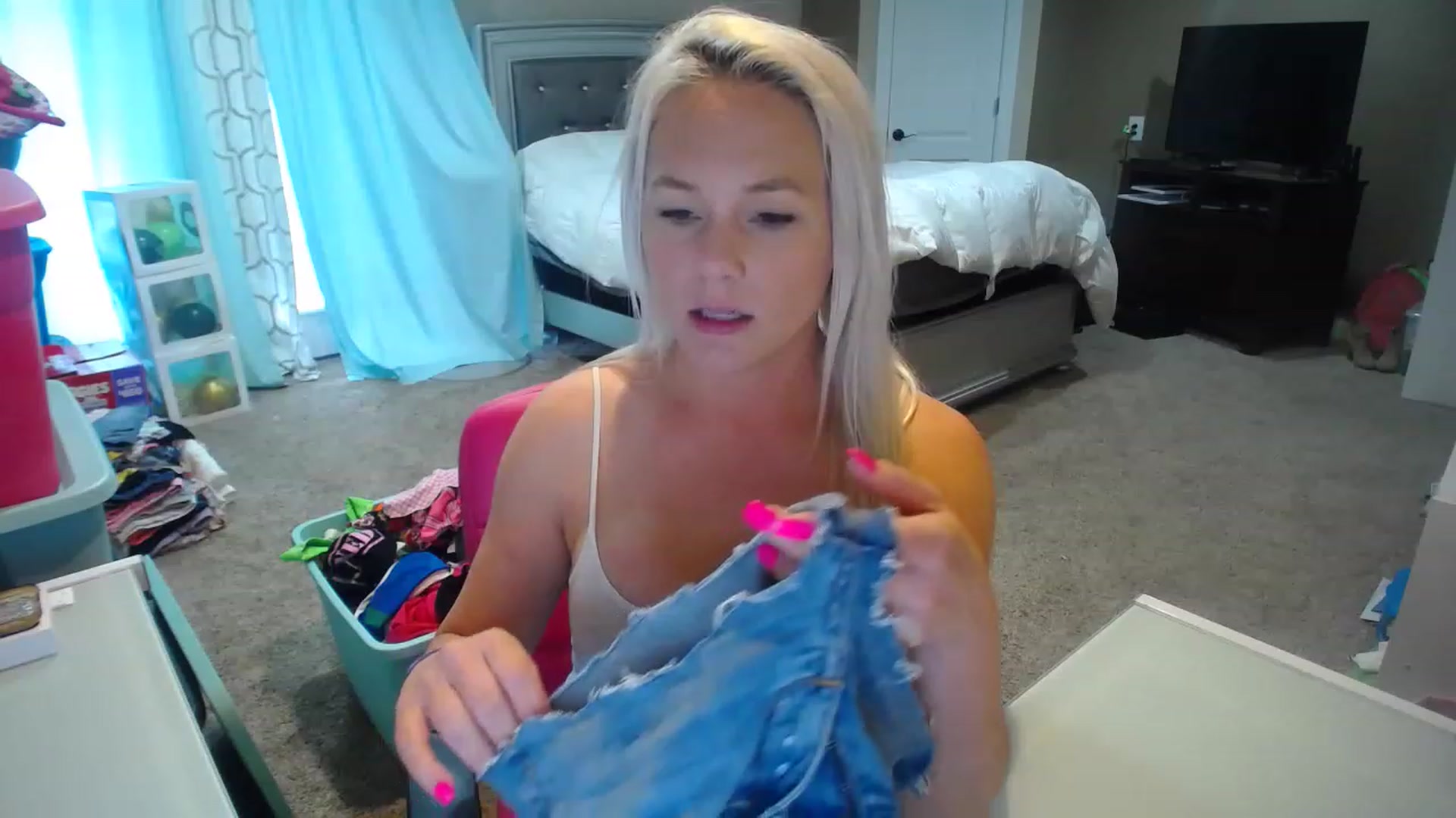 Gallery image thumbnail from AshlynnStorm's myfreecams stream on, 03/14/2023, 19:42 image 16 of 20