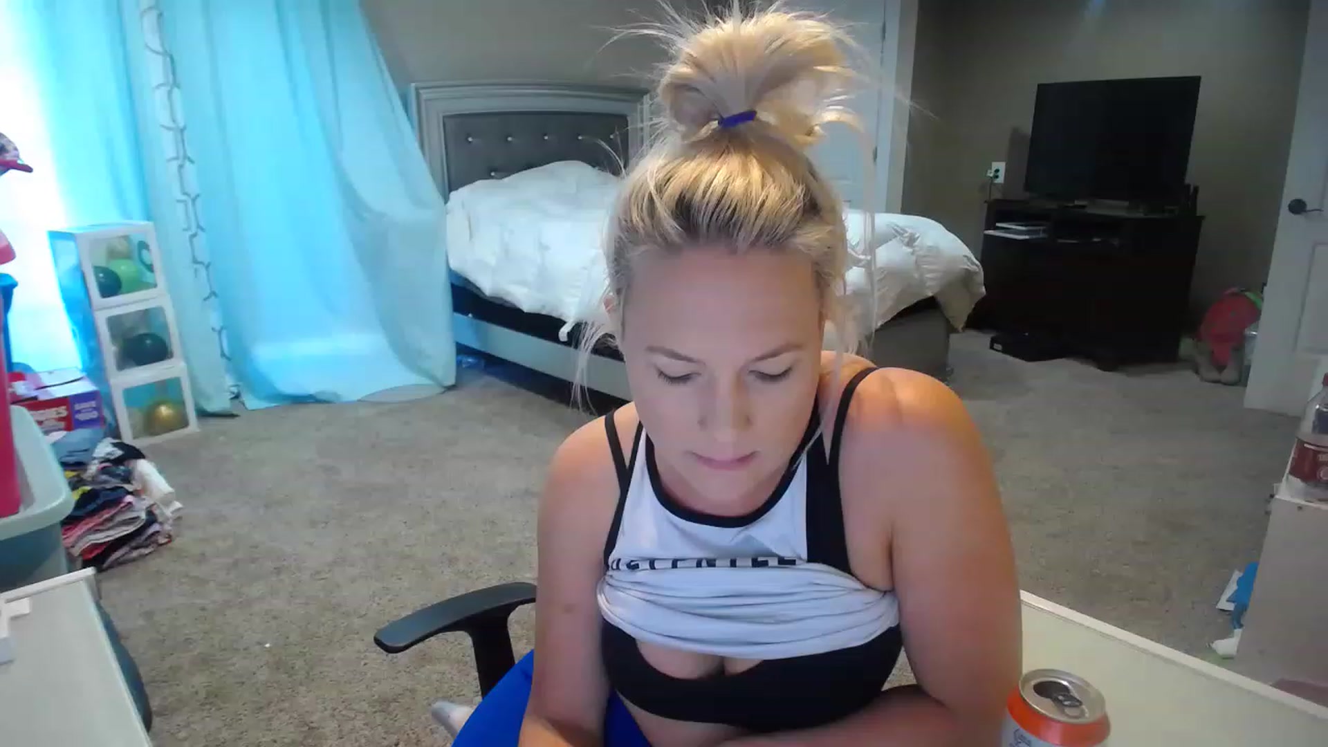 Gallery image thumbnail from AshlynnStorm's myfreecams stream on, 03/15/2023, 19:41 image 1 of 20
