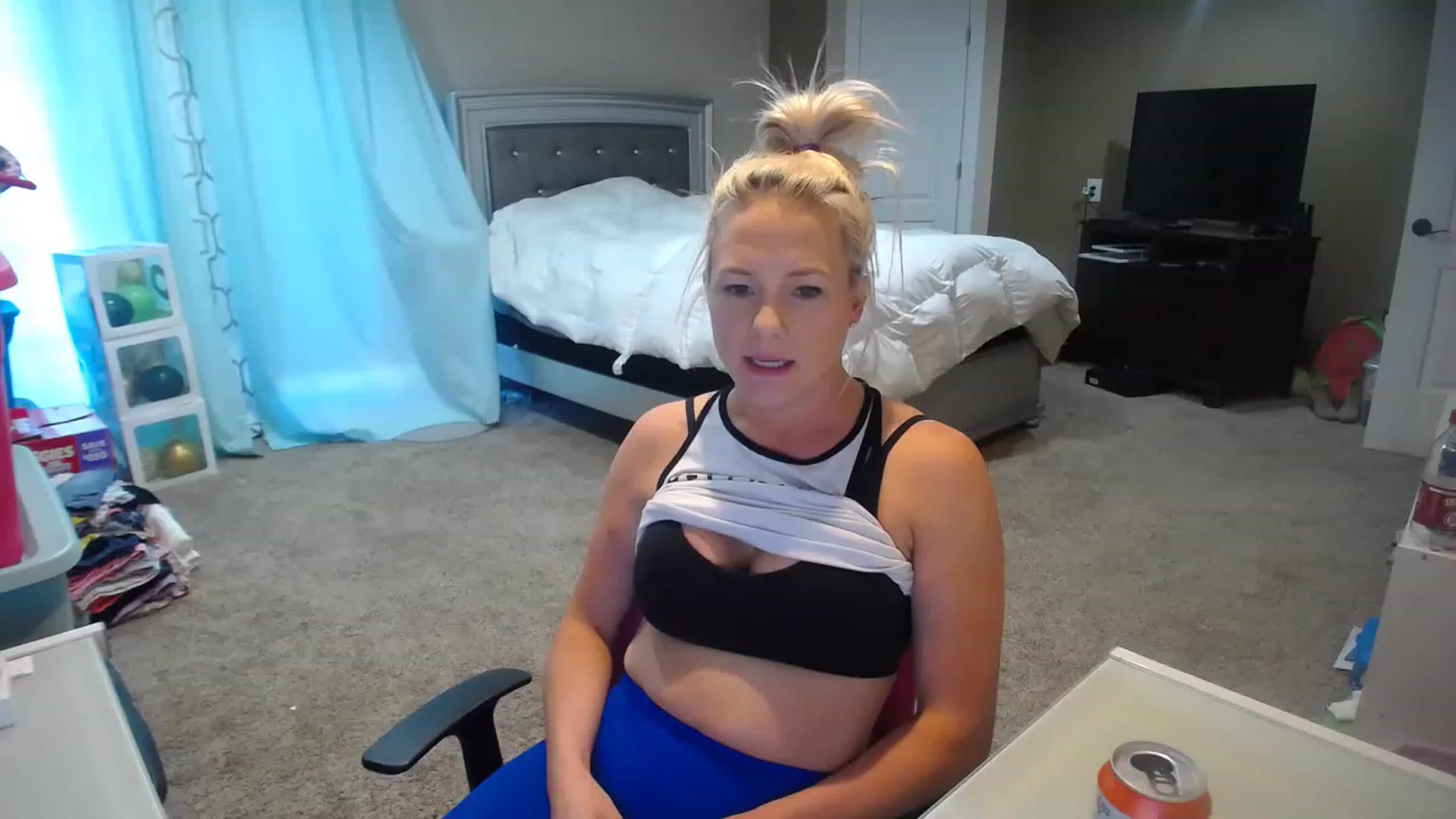 Gallery image thumbnail from AshlynnStorm's myfreecams stream on, 03/15/2023, 19:41 image 2 of 20