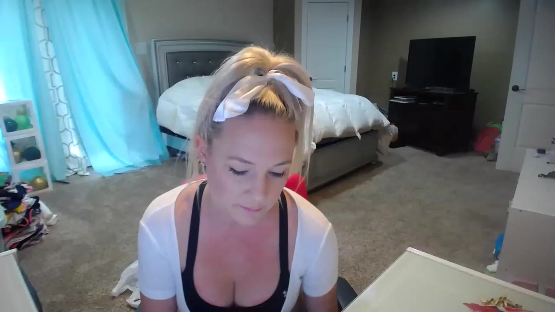 Gallery image thumbnail from AshlynnStorm's myfreecams stream on, 03/21/2023, 19:45 image 6 of 20