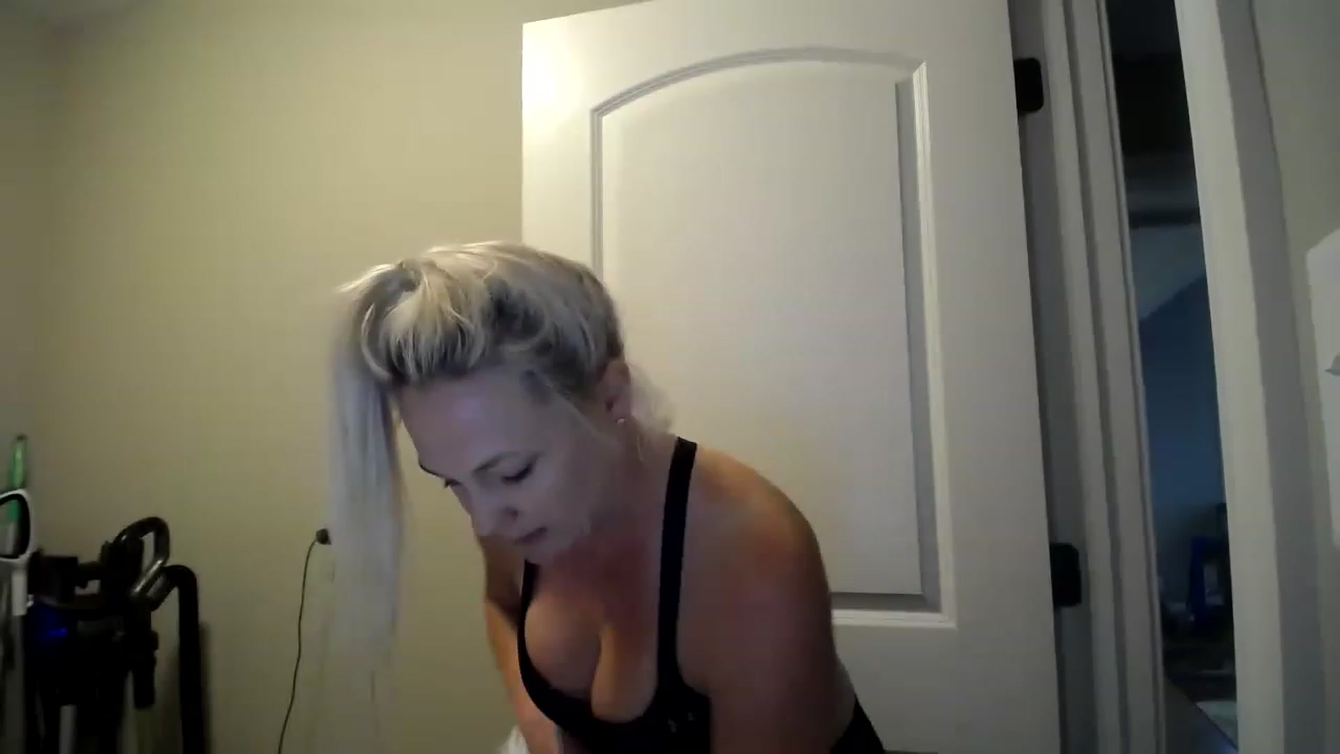 Gallery image thumbnail from AshlynnStorm's myfreecams stream on, 03/24/2023, 19:42 image 19 of 20