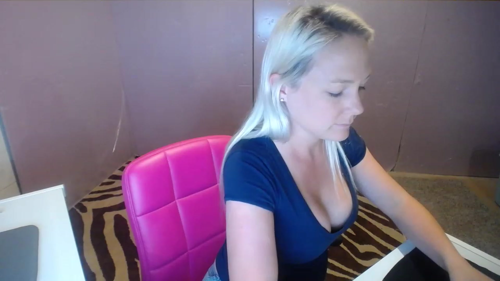 Gallery image thumbnail from AshlynnStorm's myfreecams stream on, 04/27/2023, 19:32 image 10 of 20