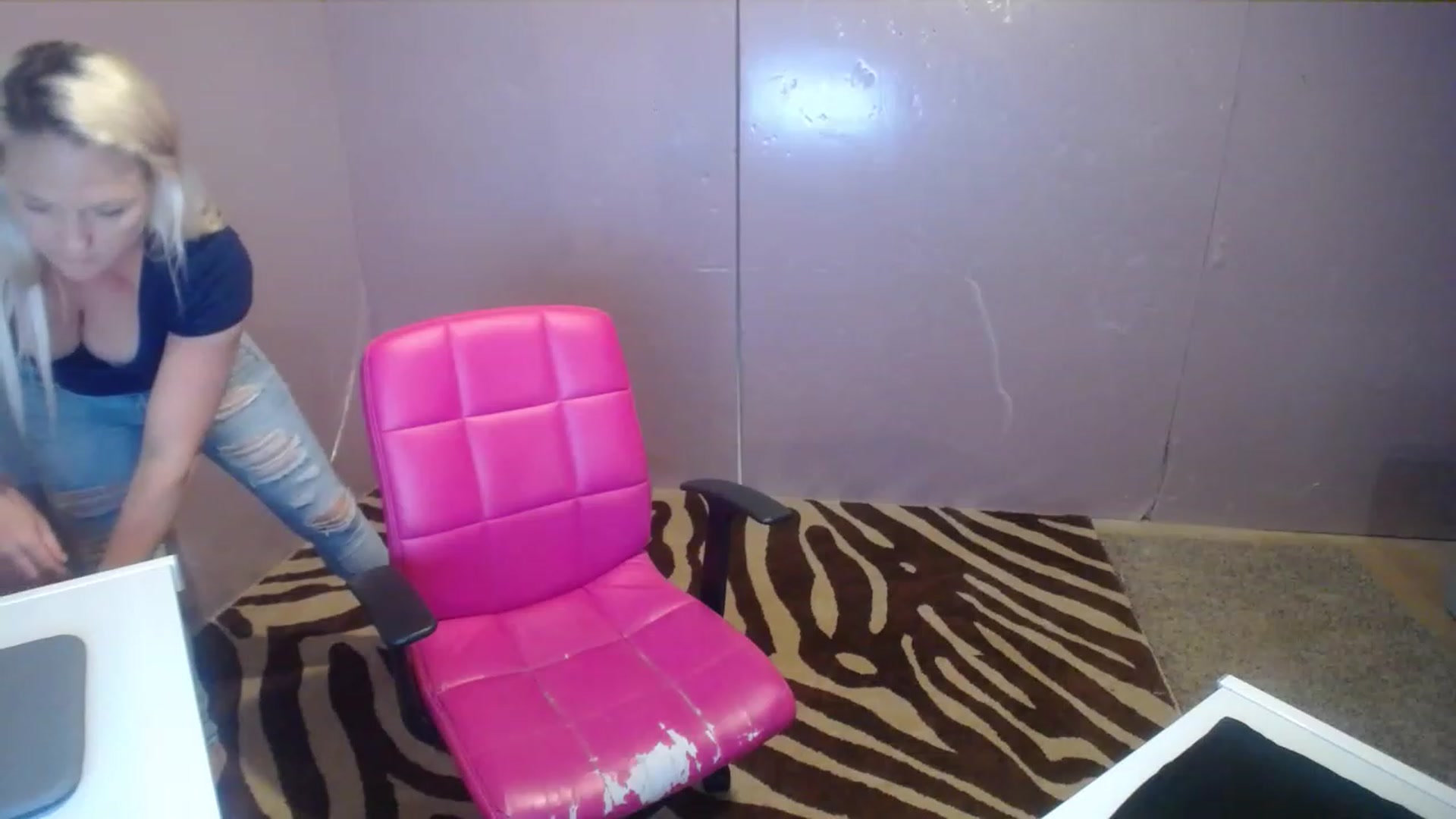 Gallery image thumbnail from AshlynnStorm's myfreecams stream on, 04/27/2023, 19:32 image 11 of 20