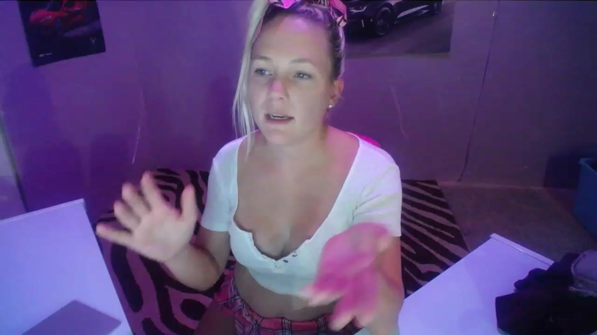 Gallery image thumbnail from AshlynnStorm's myfreecams stream on, 05/01/2023, 07:12 image 1 of 20