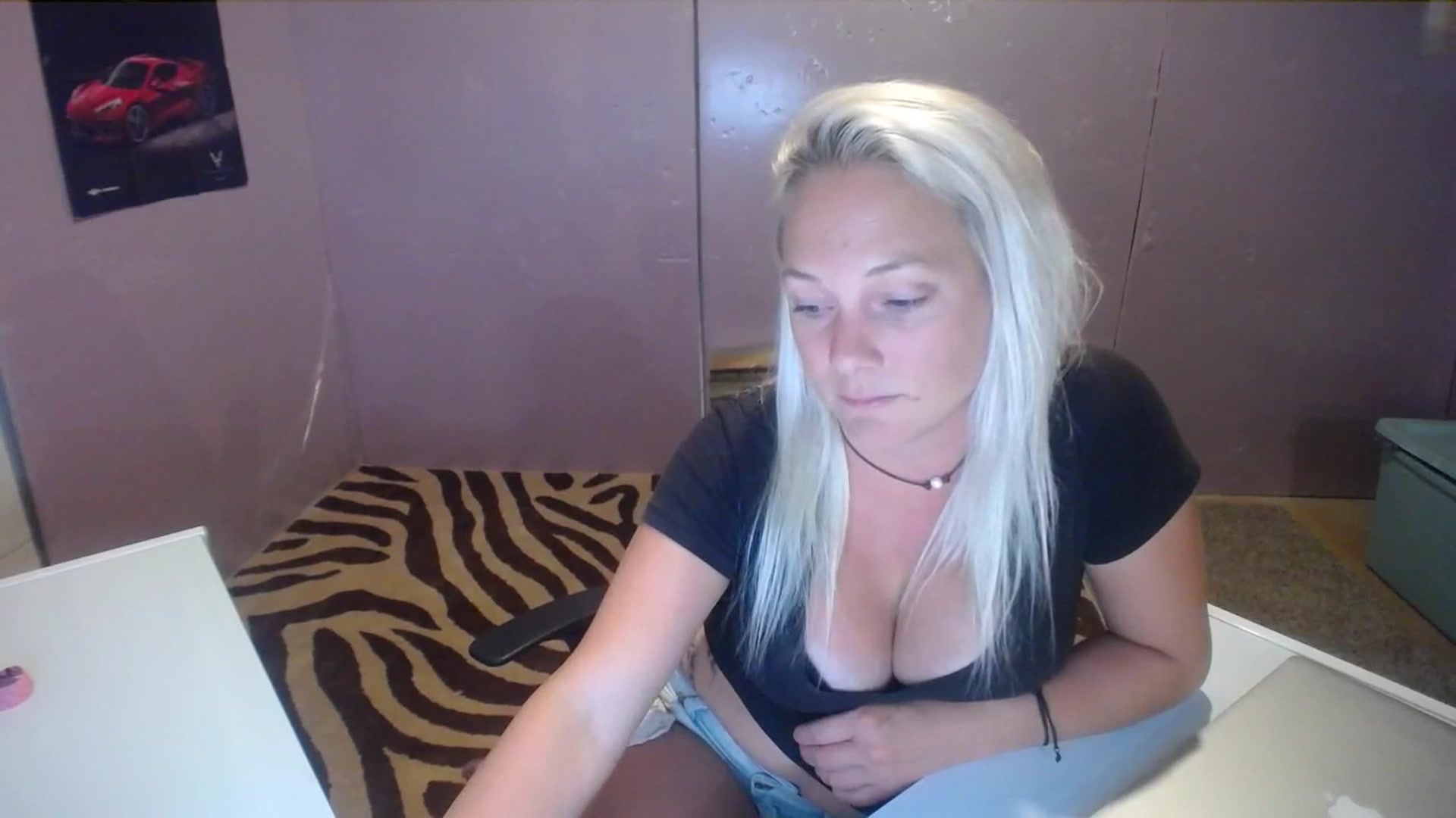 Gallery image thumbnail from AshlynnStorm's myfreecams stream on, 06/27/2023, 03:45 image 16 of 20