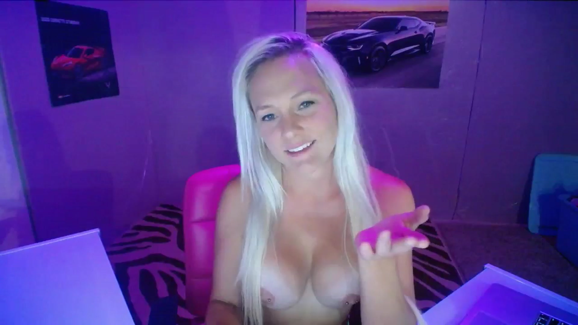 Gallery image thumbnail from AshlynnStorm's myfreecams stream on, 07/26/2023, 05:00 image 15 of 20