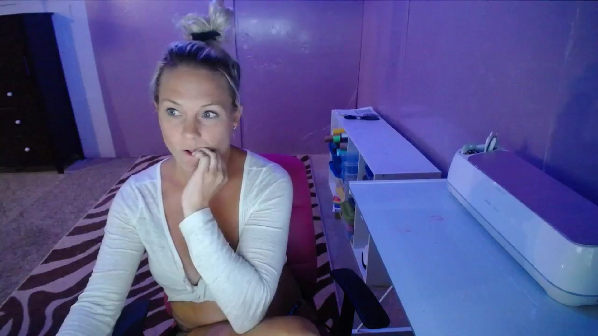 Gallery image thumbnail from AshlynnStorm's myfreecams stream on, 08/29/2023, 07:14 image 7 of 20