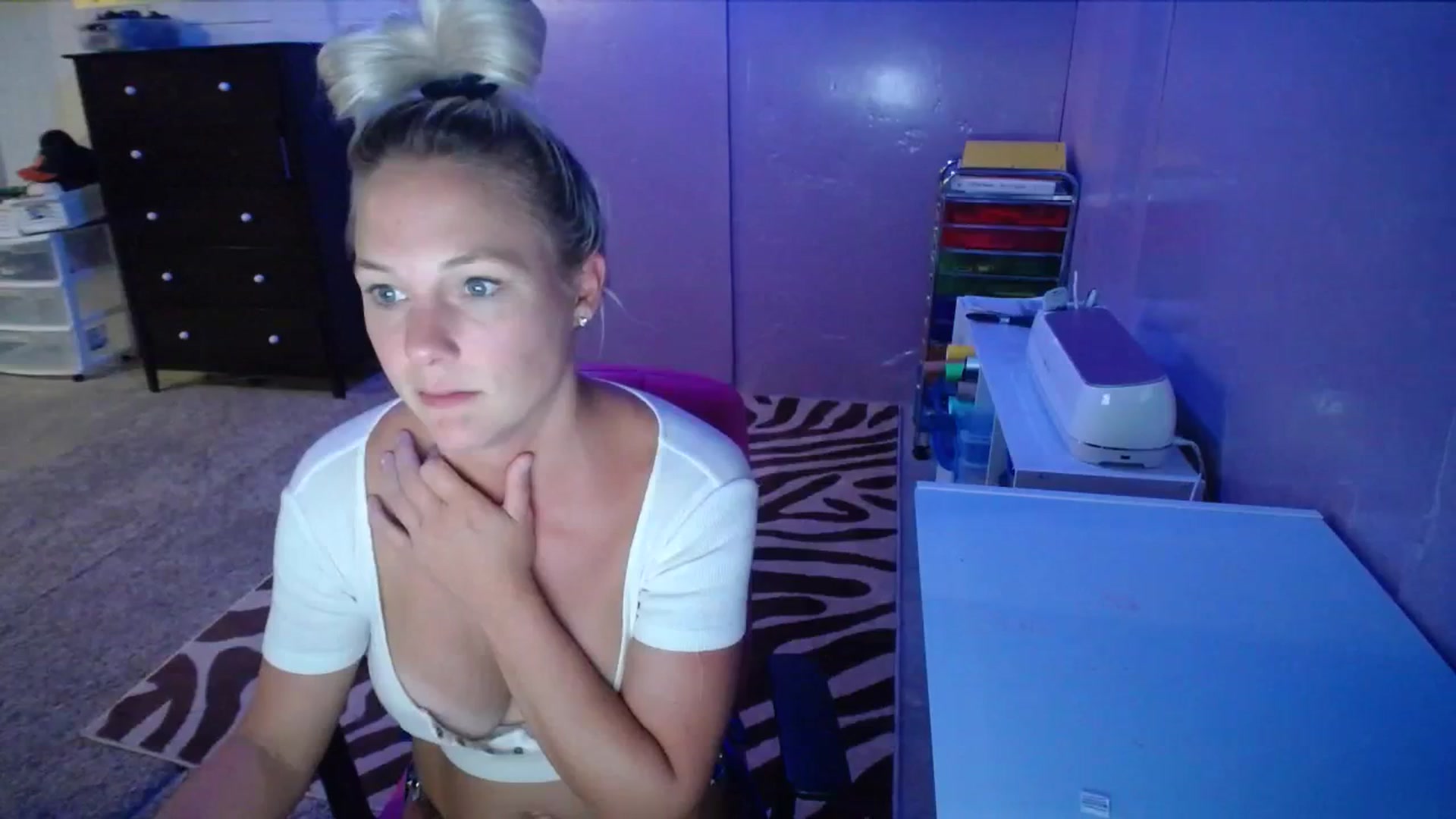 Gallery image thumbnail from AshlynnStorm's myfreecams stream on, 08/31/2023, 07:03 image 18 of 20