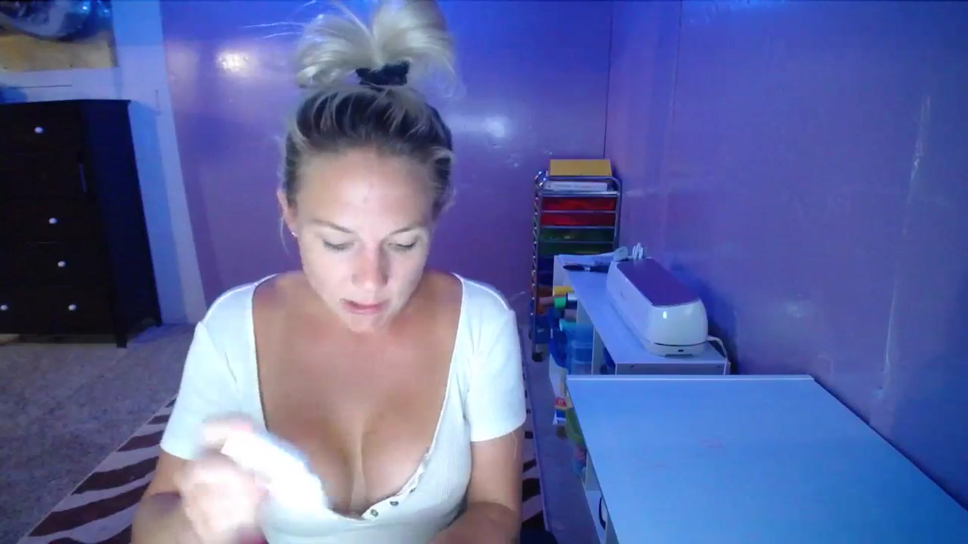 Gallery image thumbnail from AshlynnStorm's myfreecams stream on, 08/31/2023, 07:03 image 9 of 20