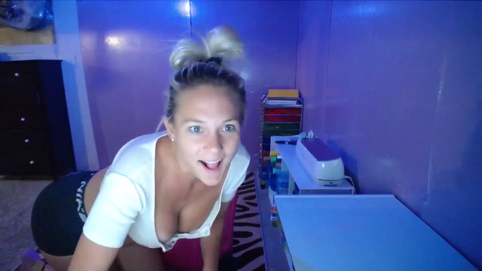 Gallery image thumbnail from AshlynnStorm's myfreecams stream on, 08/31/2023, 07:03 image 6 of 20