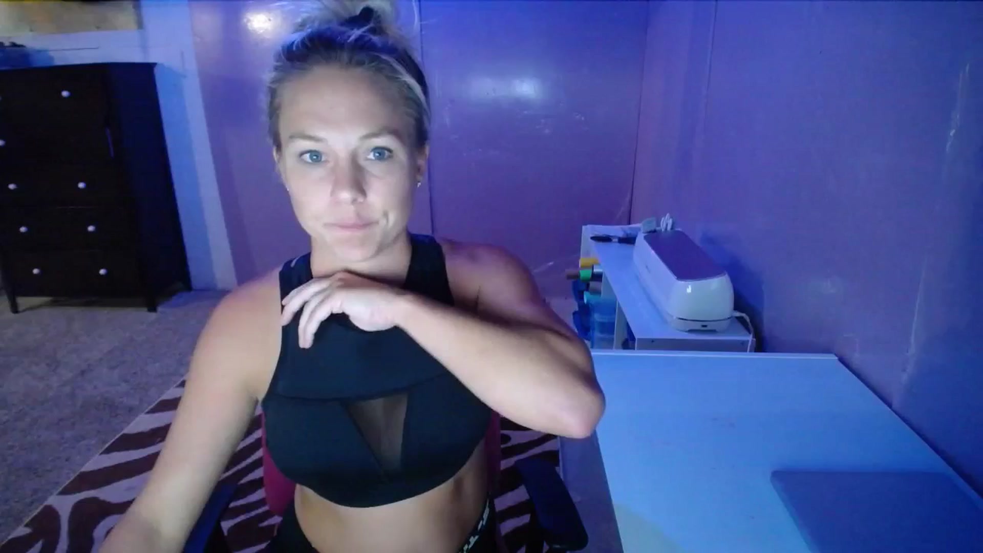 Gallery image thumbnail from AshlynnStorm's myfreecams stream on, 08/31/2023, 07:03 image 1 of 20