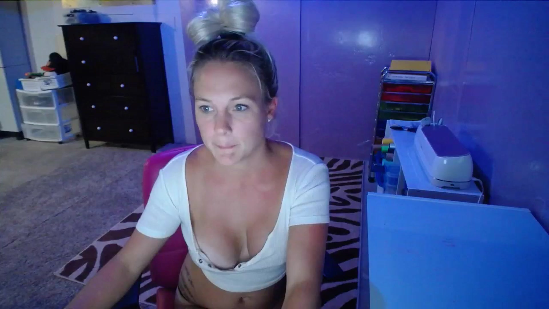 Gallery image thumbnail from AshlynnStorm's myfreecams stream on, 08/31/2023, 07:44 image 16 of 20