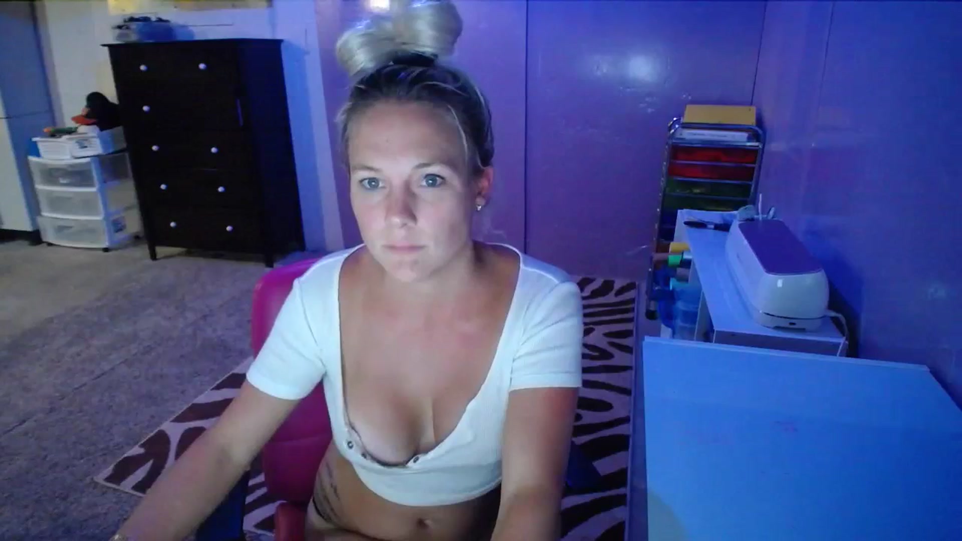 Gallery image thumbnail from AshlynnStorm's myfreecams stream on, 08/31/2023, 07:44 image 17 of 20