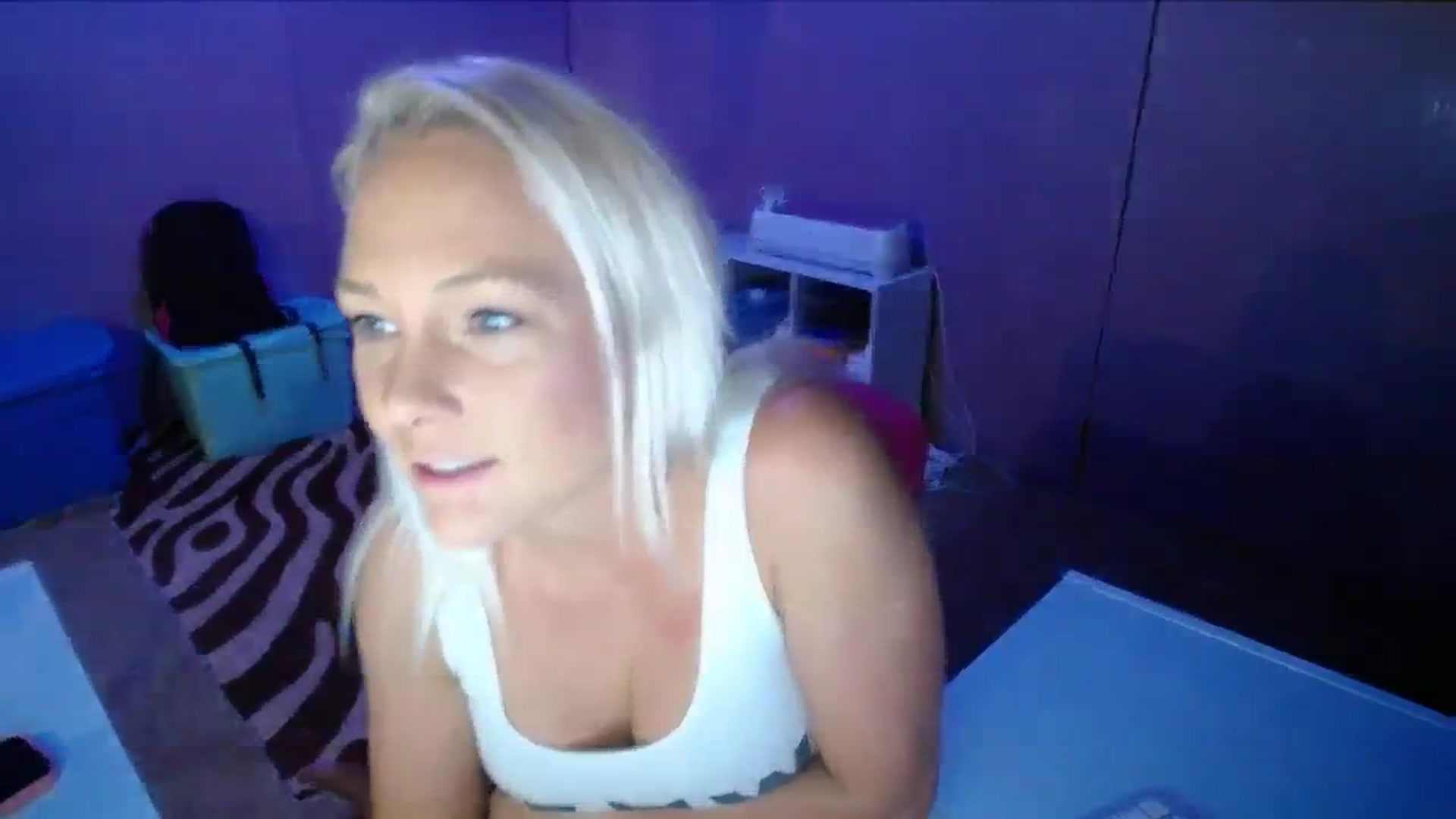 Gallery image thumbnail from AshlynnStorm's myfreecams stream on, 09/19/2023, 19:37 image 9 of 20