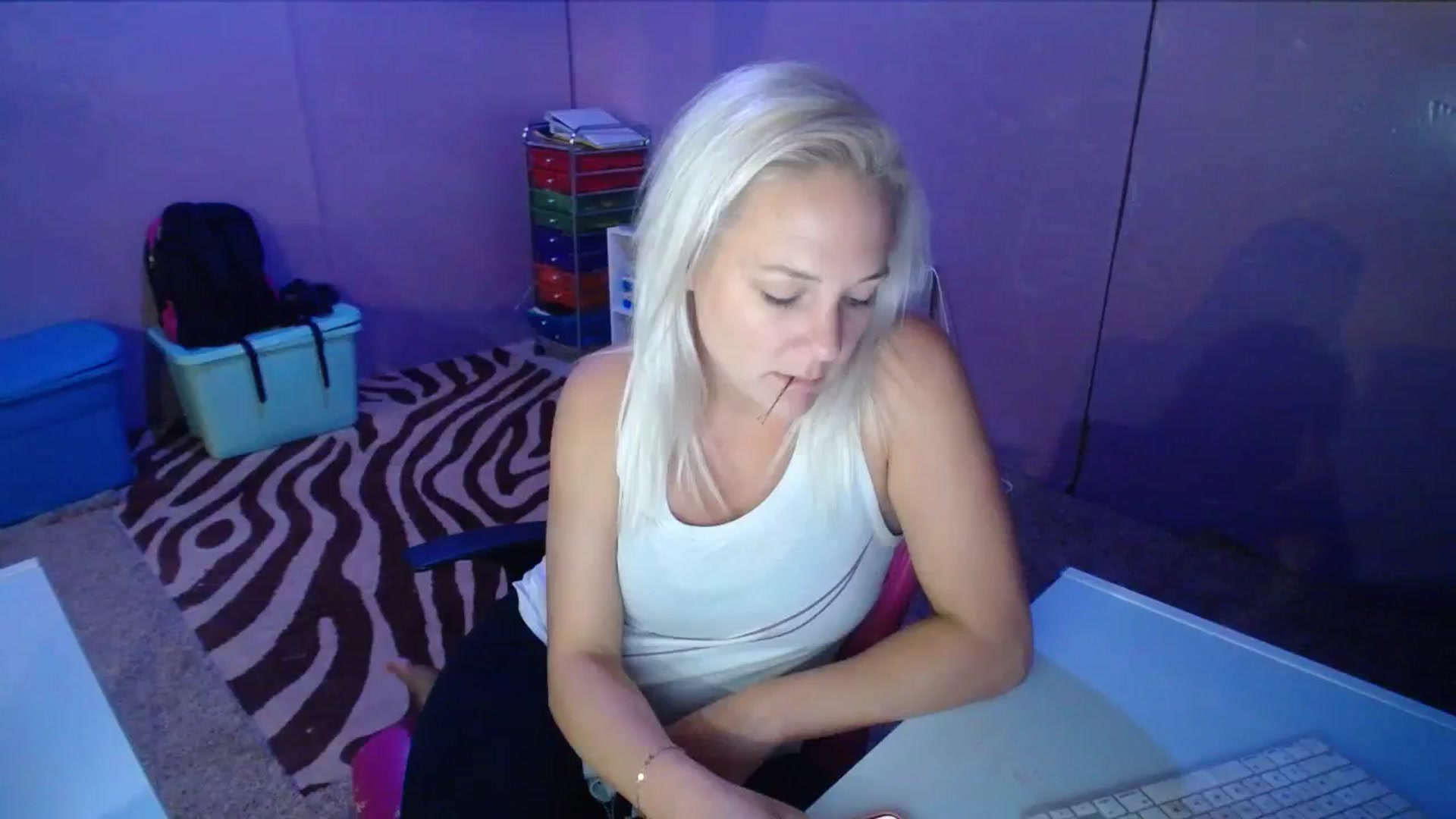 Gallery image thumbnail from AshlynnStorm's myfreecams stream on, 09/20/2023, 03:34 image 12 of 20