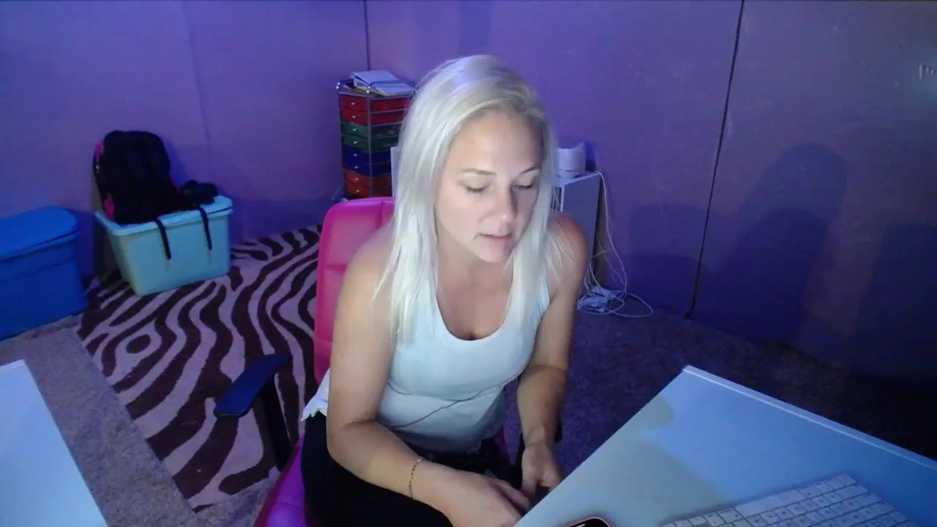 Gallery image thumbnail from AshlynnStorm's myfreecams stream on, 09/20/2023, 03:34 image 6 of 20
